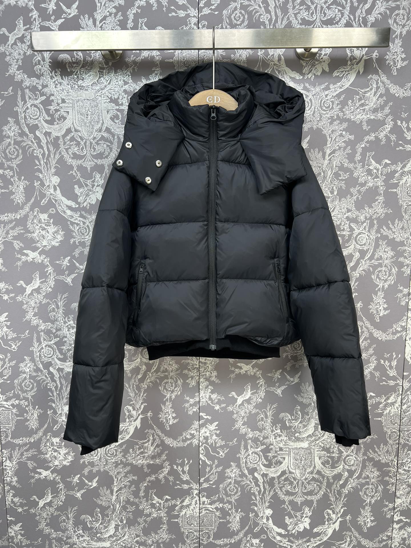 #正品级:🌹𝗔𝗹𝗼 𝘆𝗼𝗴𝗮 ｜Foxy Pufer Jacket 秋冬新品休闲时尚短款连帽【可卸帽】羽