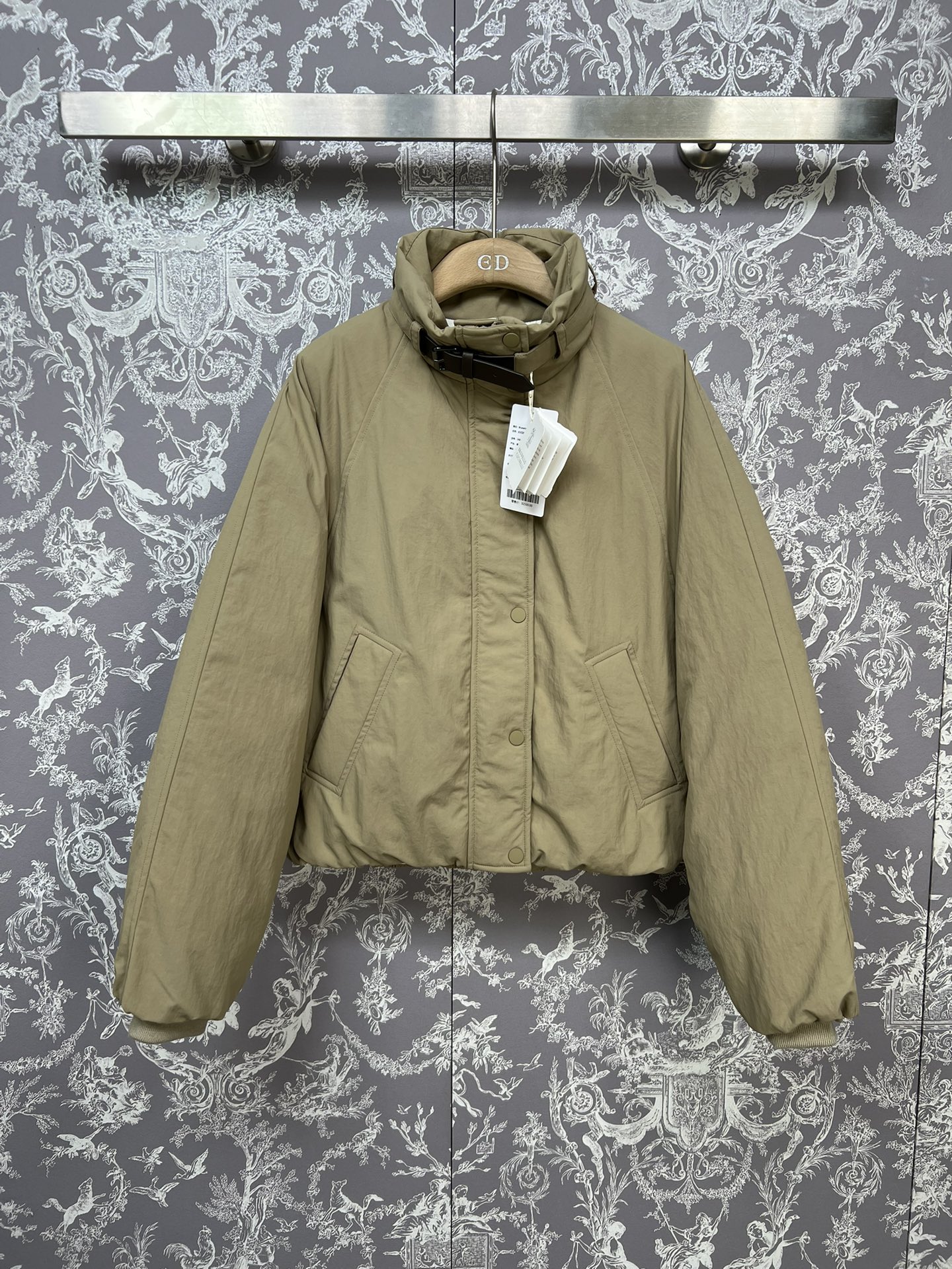 #正品级:🌹BC秋冬新品休闲时尚短款羽绒服女款#B01#𝗦𝗶𝘇𝗲：36 38 40产品配色： 卡其