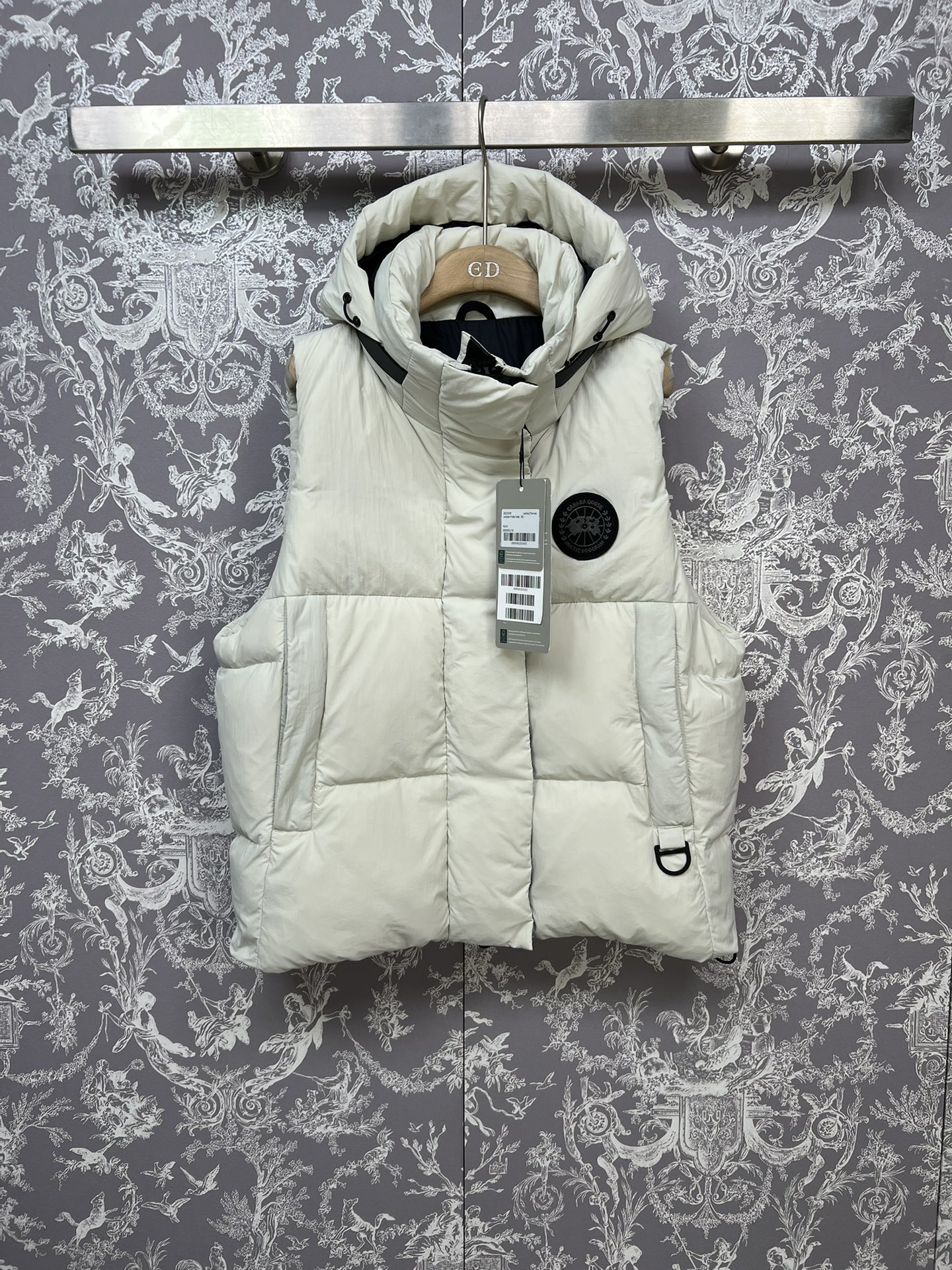 #正品级:🌹加拿大鹅黑标 𝗝𝘂𝗻𝗰𝘁𝗶𝗼𝗻 系列胶囊短款羽绒马甲！#J01#产品配色： 黑色 白色𝗦𝗶𝘇