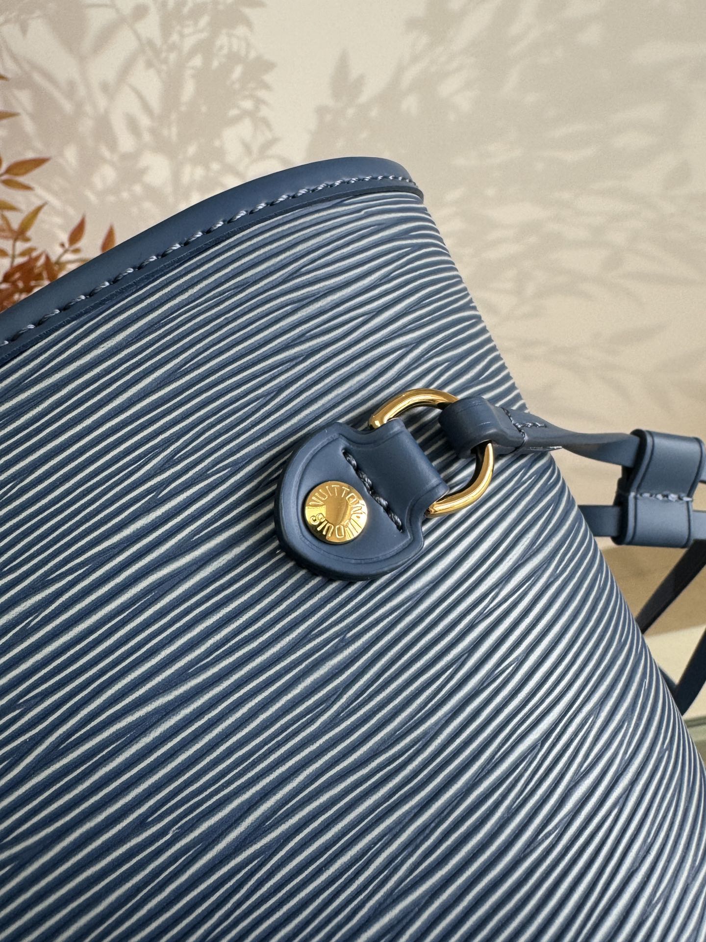💰660💰M14856 蓝色
这款Neverfull MM包增强了牛仔蓝色饰面 既现代又永恒 这款模型由标志性的Spike皮革制成 饰有金色金属饰面 内部内衬有Monogram牛仔布和带拉链的可拆卸Monogram小袋 两侧的鞋带可以收紧这件作品的轮廓,可以戴在肩上或用手 size:31x28x14cm