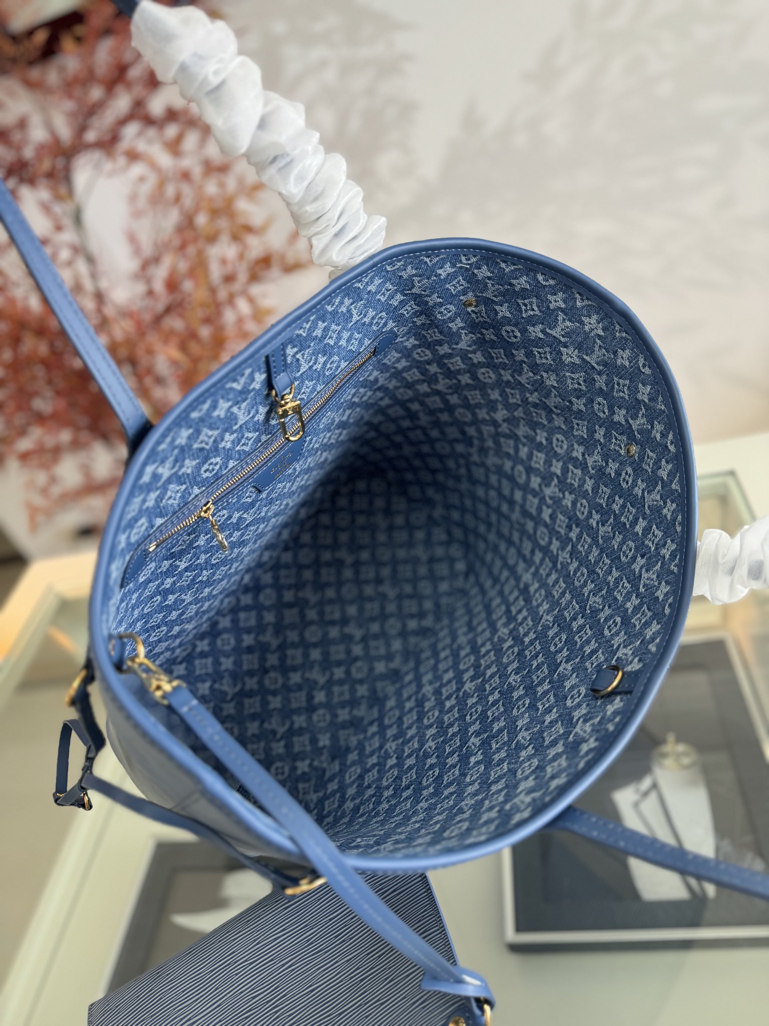💰660💰M14856 蓝色
这款Neverfull MM包增强了牛仔蓝色饰面 既现代又永恒 这款模型由标志性的Spike皮革制成 饰有金色金属饰面 内部内衬有Monogram牛仔布和带拉链的可拆卸Monogram小袋 两侧的鞋带可以收紧这件作品的轮廓,可以戴在肩上或用手 size:31x28x14cm