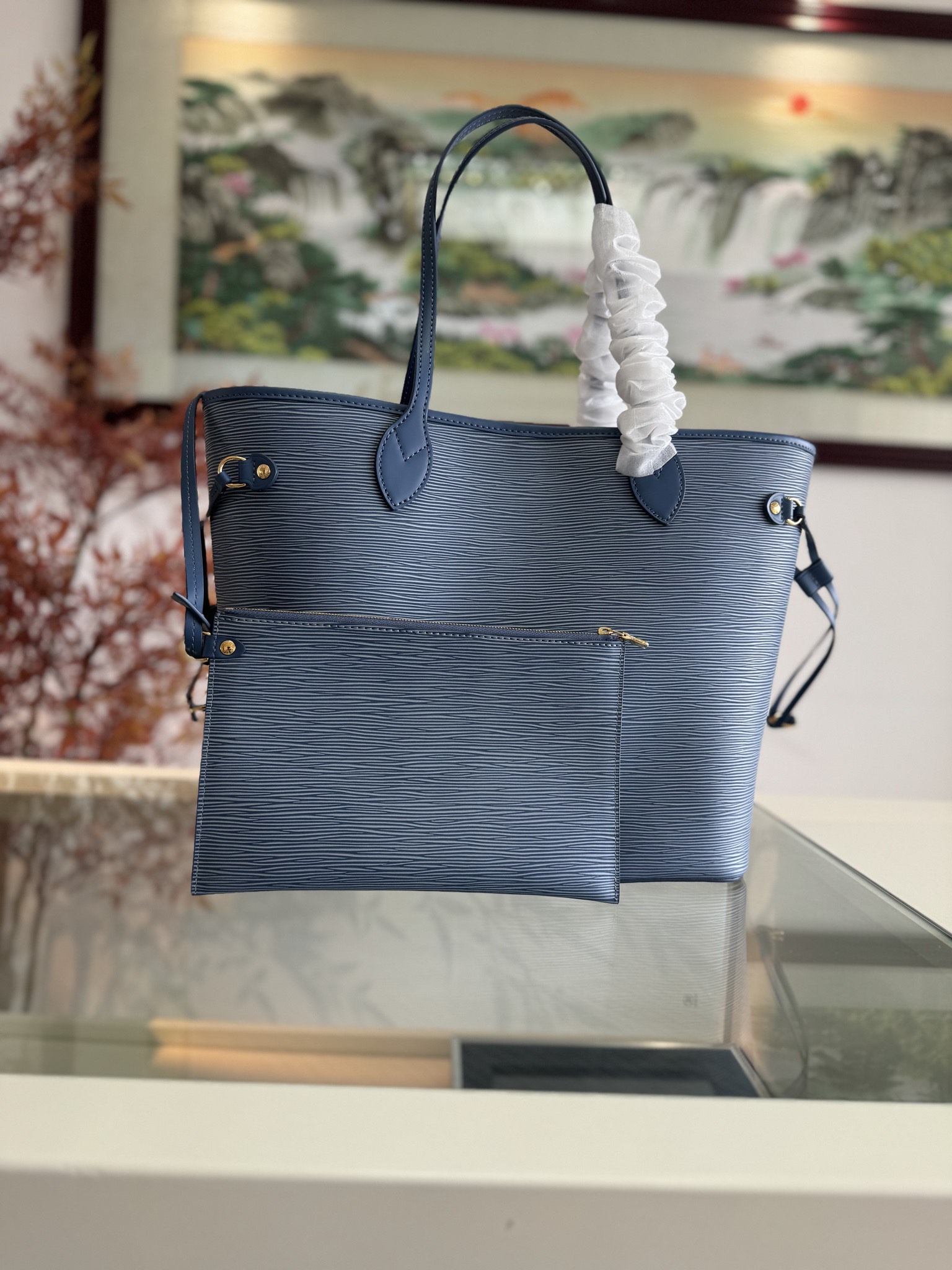 💰660💰M14856 蓝色
这款Neverfull MM包增强了牛仔蓝色饰面 既现代又永恒 这款模型由标志性的Spike皮革制成 饰有金色金属饰面 内部内衬有Monogram牛仔布和带拉链的可拆卸Monogram小袋 两侧的鞋带可以收紧这件作品的轮廓,可以戴在肩上或用手 size:31x28x14cm