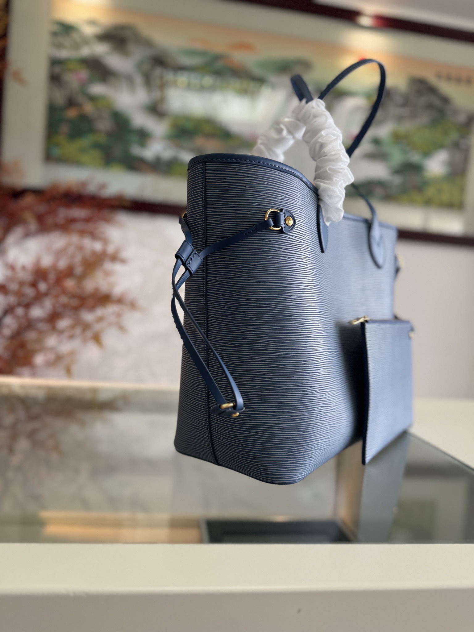 💰660💰M14856 蓝色
这款Neverfull MM包增强了牛仔蓝色饰面 既现代又永恒 这款模型由标志性的Spike皮革制成 饰有金色金属饰面 内部内衬有Monogram牛仔布和带拉链的可拆卸Monogram小袋 两侧的鞋带可以收紧这件作品的轮廓,可以戴在肩上或用手 size:31x28x14cm