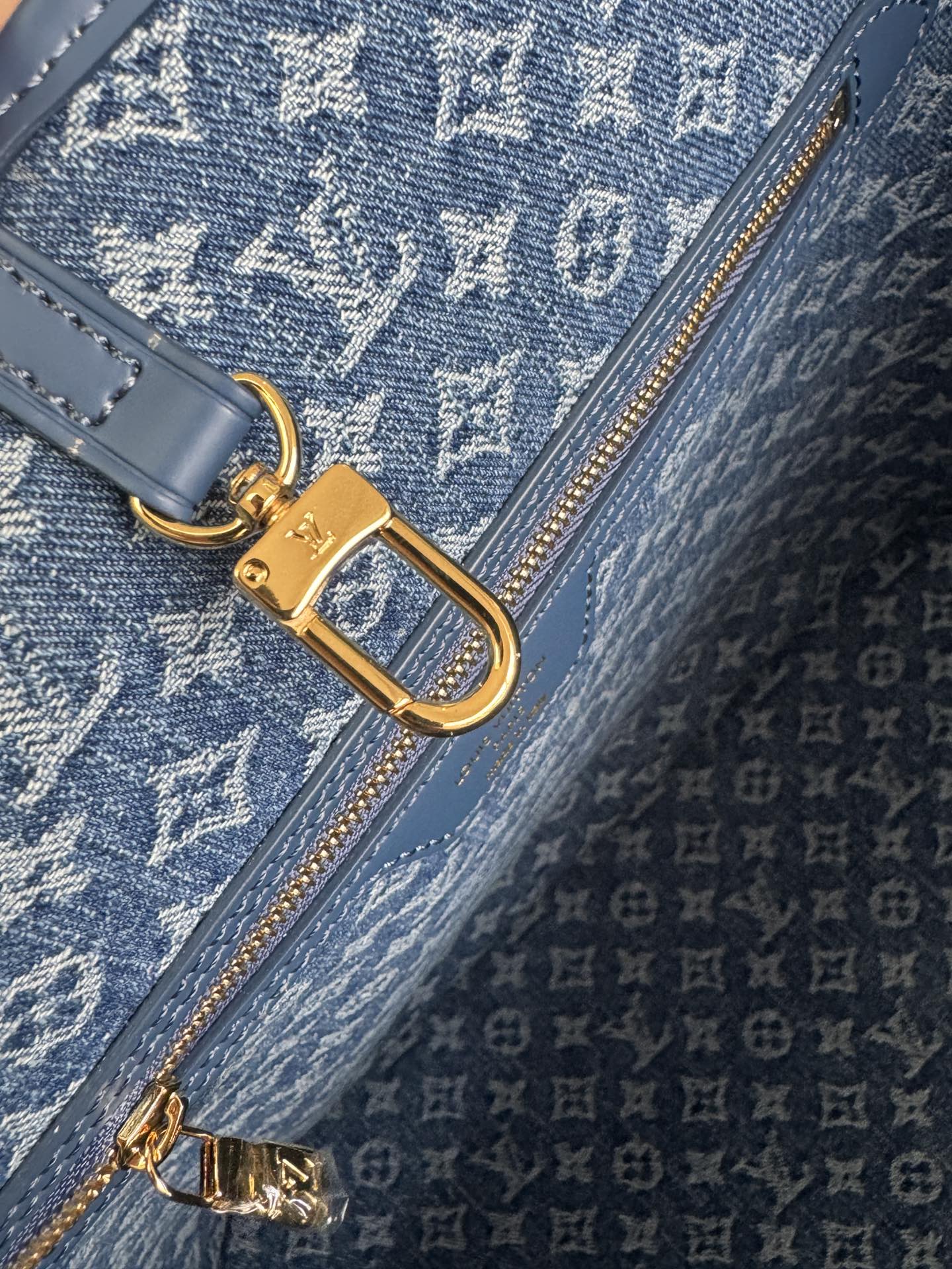 💰660💰M14856 蓝色
这款Neverfull MM包增强了牛仔蓝色饰面 既现代又永恒 这款模型由标志性的Spike皮革制成 饰有金色金属饰面 内部内衬有Monogram牛仔布和带拉链的可拆卸Monogram小袋 两侧的鞋带可以收紧这件作品的轮廓,可以戴在肩上或用手 size:31x28x14cm