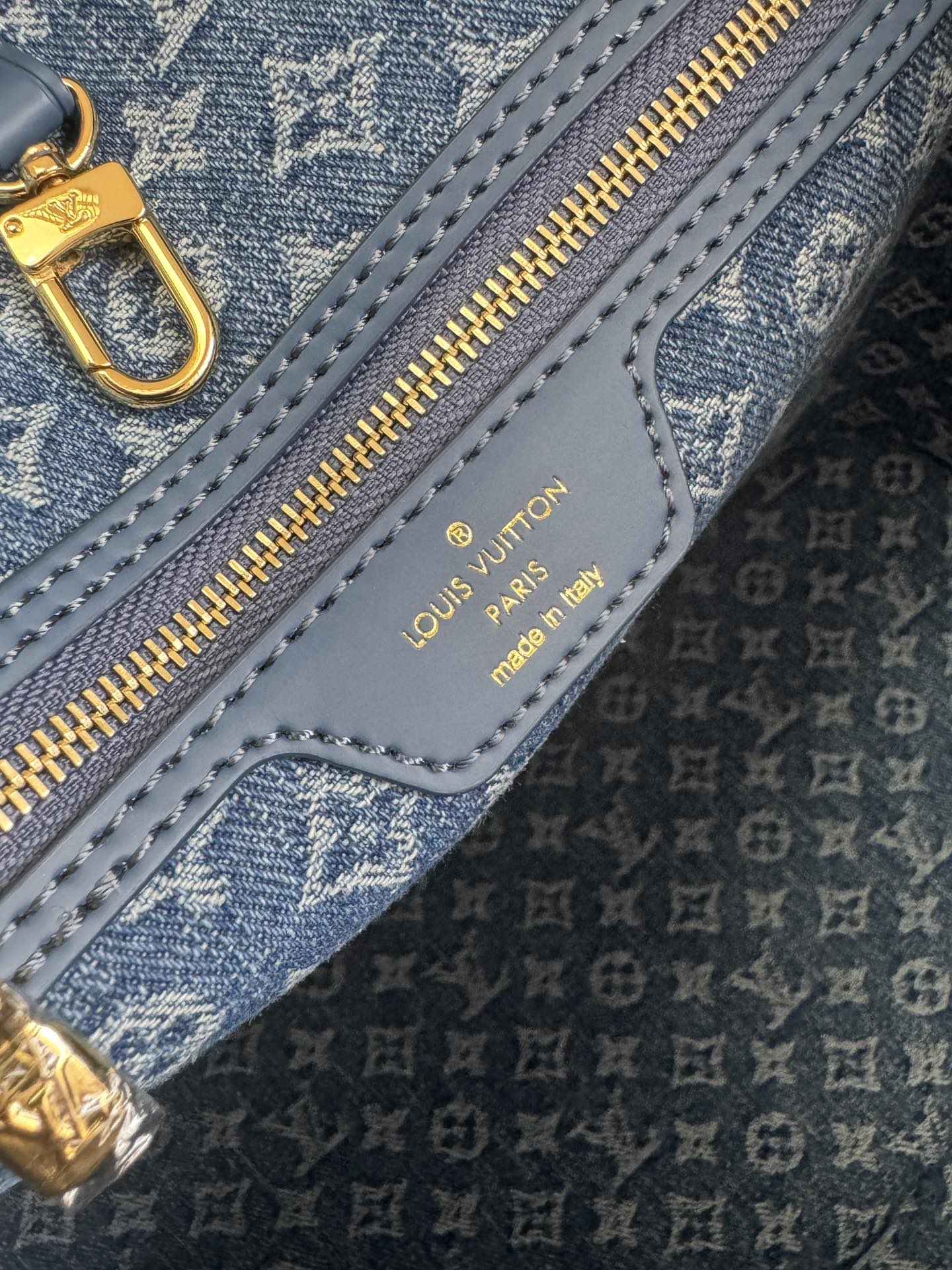 💰660💰M14856 蓝色
这款Neverfull MM包增强了牛仔蓝色饰面 既现代又永恒 这款模型由标志性的Spike皮革制成 饰有金色金属饰面 内部内衬有Monogram牛仔布和带拉链的可拆卸Monogram小袋 两侧的鞋带可以收紧这件作品的轮廓,可以戴在肩上或用手 size:31x28x14cm
