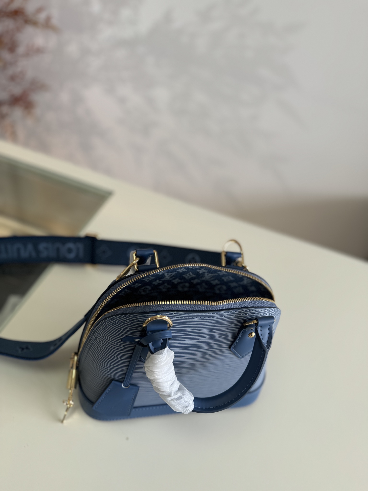 💰660💰M14853 牛仔蓝
这款Alma BB包以最新的牛仔蓝色Epi皮革版本重新审视 纹理效果伴随着金色金属饰面 包括一个特色挂锁和一个钥匙铃 内部增强了标志性的Monogram牛仔布衬里,足够宽敞 可以容纳日常生活的所有必需品 这个模型有一个织物肩带 让你的双手自由 size:23.5 x 17.5 x 11.5cm