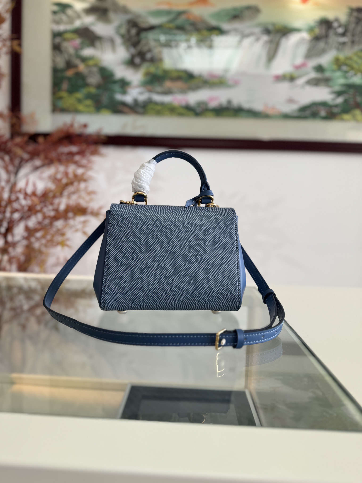 💰600💰M14855 牛仔蓝 Cluny mini 手袋 加上尼古拉·杰斯基尔在2015年春夏时装秀上首次展示的牛仔感觉的饰面,新推出的Cluny Mini。Bl房子的象征性Epi皮革材质。经典感觉和现代氛围平衡的设计。包括Kybell和LV首字母在内的签名细节赋予重点的项目。构成拉链型口袋和扁平口袋,并覆盖了Monogram牛仔材质的内衬的内部。可以作为斜挎包、单肩包或手提包演出的风格。size:20 x 16 x 7.5厘米