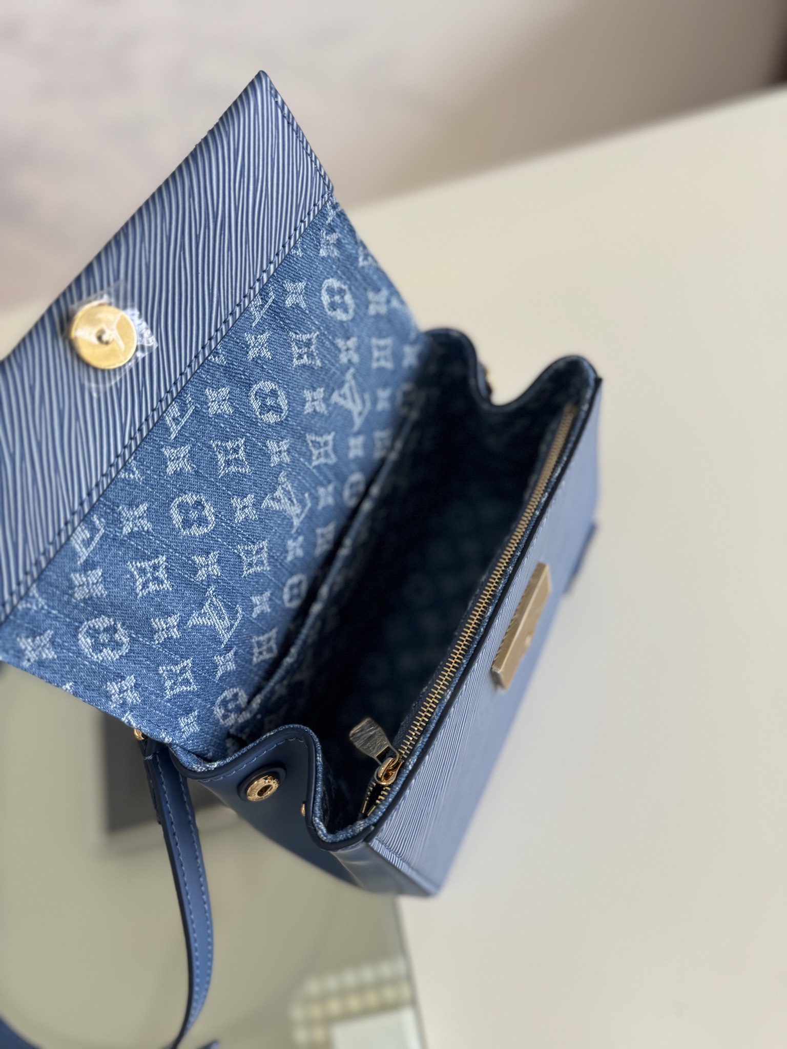 💰600💰M14855 牛仔蓝 Cluny mini 手袋 加上尼古拉·杰斯基尔在2015年春夏时装秀上首次展示的牛仔感觉的饰面,新推出的Cluny Mini。Bl房子的象征性Epi皮革材质。经典感觉和现代氛围平衡的设计。包括Kybell和LV首字母在内的签名细节赋予重点的项目。构成拉链型口袋和扁平口袋,并覆盖了Monogram牛仔材质的内衬的内部。可以作为斜挎包、单肩包或手提包演出的风格。size:20 x 16 x 7.5厘米