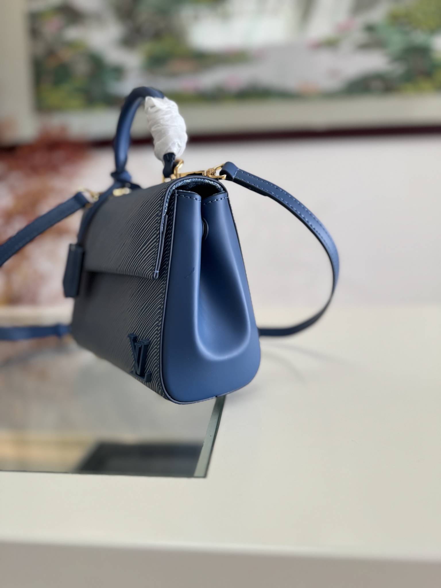 💰600💰M14855 牛仔蓝 Cluny mini 手袋 加上尼古拉·杰斯基尔在2015年春夏时装秀上首次展示的牛仔感觉的饰面,新推出的Cluny Mini。Bl房子的象征性Epi皮革材质。经典感觉和现代氛围平衡的设计。包括Kybell和LV首字母在内的签名细节赋予重点的项目。构成拉链型口袋和扁平口袋,并覆盖了Monogram牛仔材质的内衬的内部。可以作为斜挎包、单肩包或手提包演出的风格。size:20 x 16 x 7.5厘米