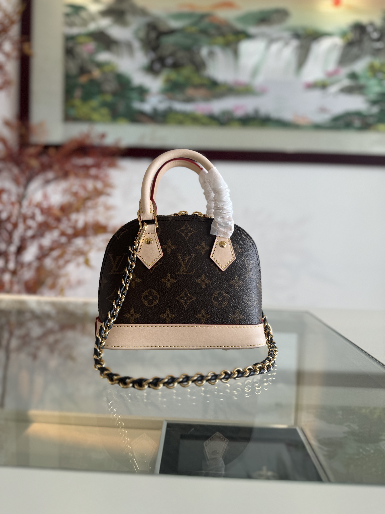 💰500💰ALMA 迷你手袋
K00015 老花
LV&I系列推出了这款可定制的套件,以独家迷你尺寸的标志性Alma为特色 M14339 旨在打造佩戴者独有的个性化手提包,有七种款式可供选择,有一系列颜色和饰面可供选择。接下来,在选择附加组件(如镜面名牌或功能性发夹)之前,先选择表带或链条。最后,包括三个滑动式吊饰,从标志性的挂锁到五颜六色的Vivienne吉祥物 size:15x19.5x10cm