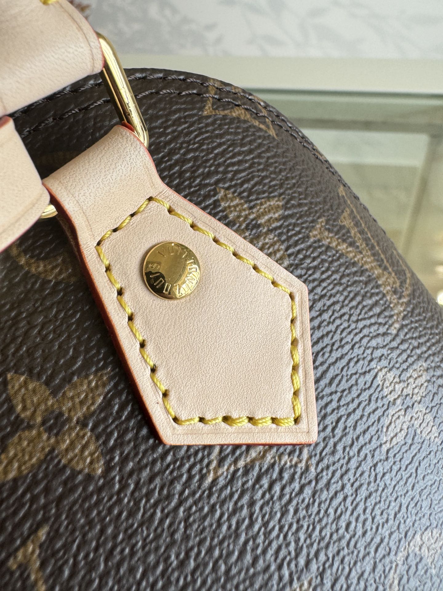 💰500💰ALMA 迷你手袋
K00015 老花
LV&I系列推出了这款可定制的套件,以独家迷你尺寸的标志性Alma为特色 M14339 旨在打造佩戴者独有的个性化手提包,有七种款式可供选择,有一系列颜色和饰面可供选择。接下来,在选择附加组件(如镜面名牌或功能性发夹)之前,先选择表带或链条。最后,包括三个滑动式吊饰,从标志性的挂锁到五颜六色的Vivienne吉祥物 size:15x19.5x10cm