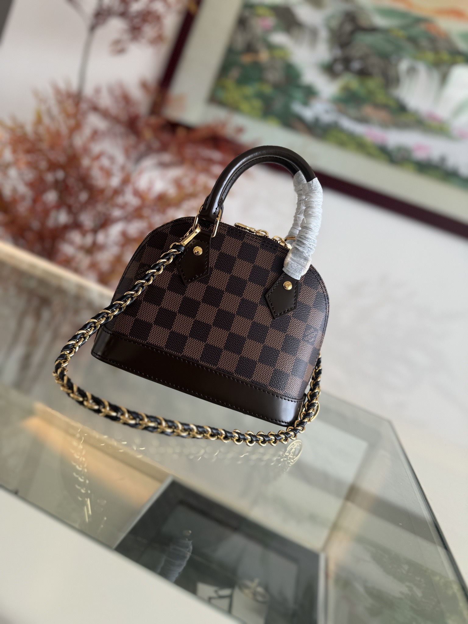 💰500💰ALMA 迷你手袋
K00015 啡格
LV&I系列推出了这款可定制的套件,以独家迷你尺寸的标志性Alma为特色 M14339 旨在打造佩戴者独有的个性化手提包,有七种款式可供选择,有一系列颜色和饰面可供选择。接下来,在选择附加组件(如镜面名牌或功能性发夹)之前,先选择表带或链条。最后,包括三个滑动式吊饰,从标志性的挂锁到五颜六色的Vivienne吉祥物 size:15x19.5x10cm