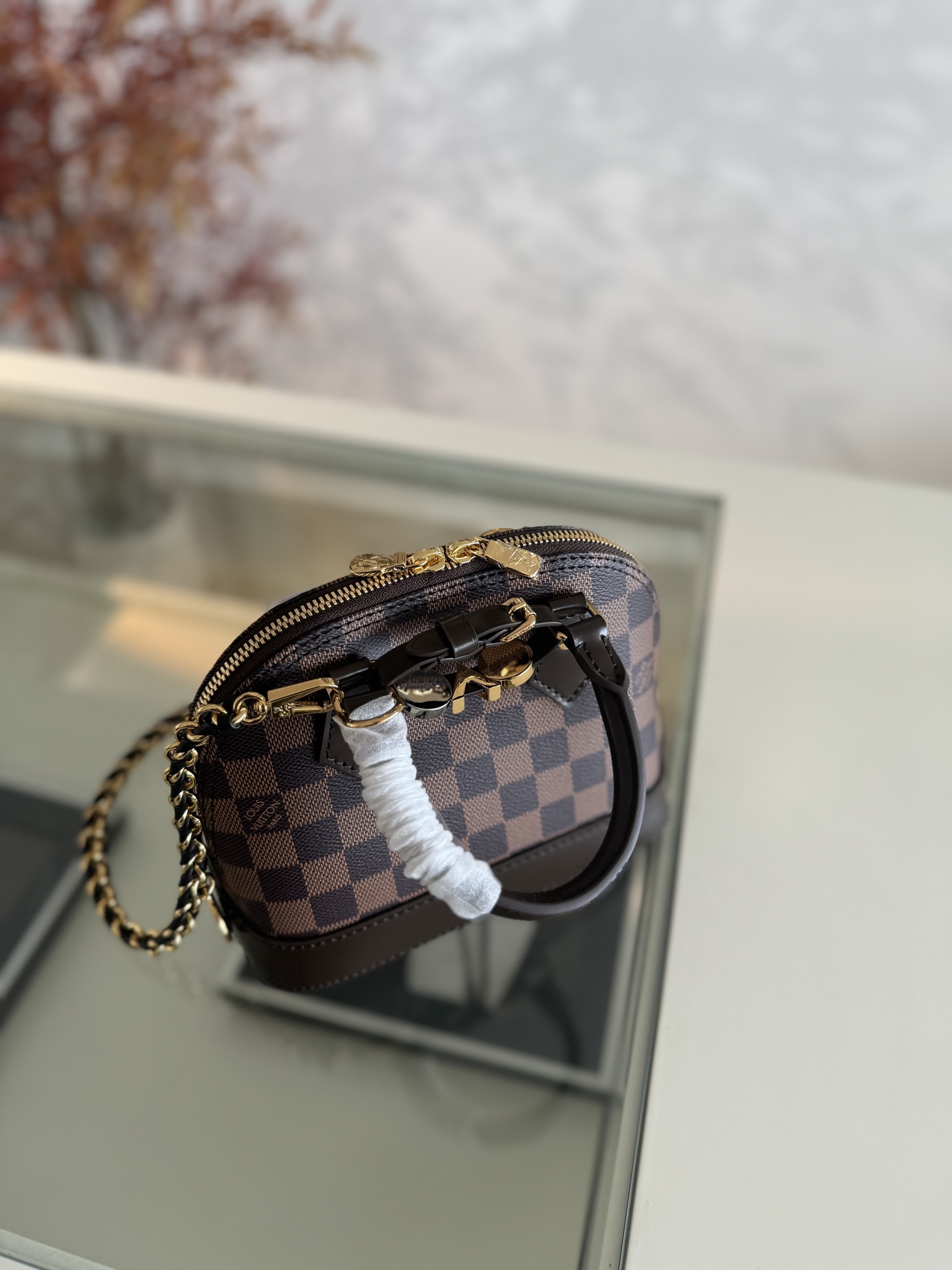 💰500💰ALMA 迷你手袋
K00015 啡格
LV&I系列推出了这款可定制的套件,以独家迷你尺寸的标志性Alma为特色 M14339 旨在打造佩戴者独有的个性化手提包,有七种款式可供选择,有一系列颜色和饰面可供选择。接下来,在选择附加组件(如镜面名牌或功能性发夹)之前,先选择表带或链条。最后,包括三个滑动式吊饰,从标志性的挂锁到五颜六色的Vivienne吉祥物 size:15x19.5x10cm