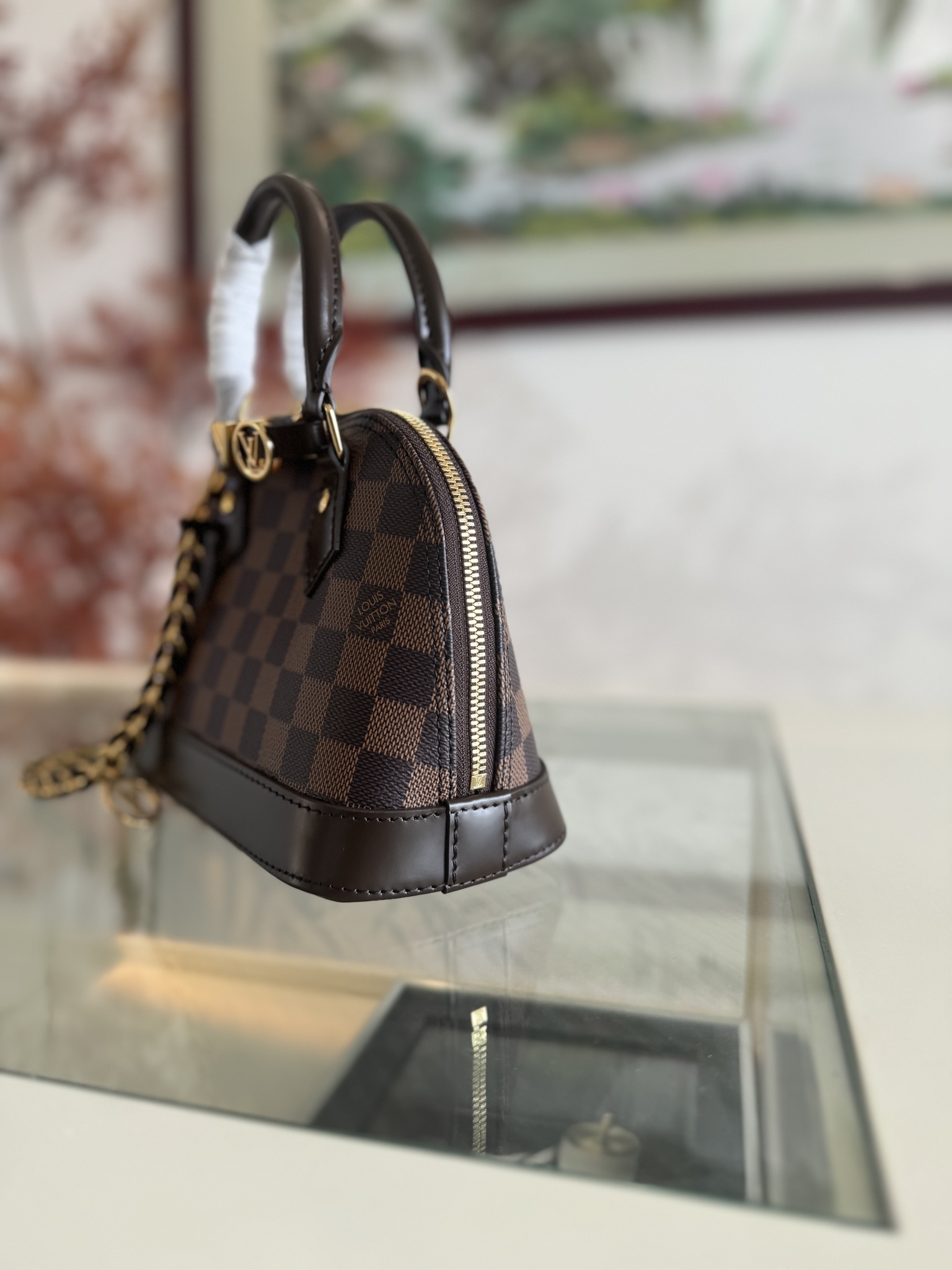 💰500💰ALMA 迷你手袋
K00015 啡格
LV&I系列推出了这款可定制的套件,以独家迷你尺寸的标志性Alma为特色 M14339 旨在打造佩戴者独有的个性化手提包,有七种款式可供选择,有一系列颜色和饰面可供选择。接下来,在选择附加组件(如镜面名牌或功能性发夹)之前,先选择表带或链条。最后,包括三个滑动式吊饰,从标志性的挂锁到五颜六色的Vivienne吉祥物 size:15x19.5x10cm