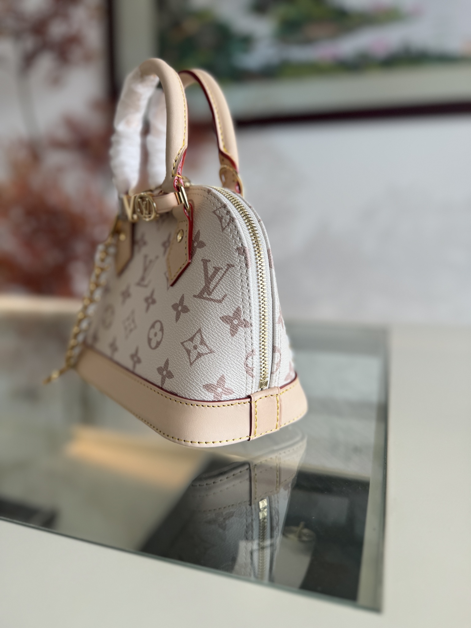💰500💰ALMA 迷你手袋
K00015 白花
LV&I系列推出了这款可定制的套件,以独家迷你尺寸的标志性Alma为特色 M14339 旨在打造佩戴者独有的个性化手提包,有七种款式可供选择,有一系列颜色和饰面可供选择。接下来,在选择附加组件(如镜面名牌或功能性发夹)之前,先选择表带或链条。最后,包括三个滑动式吊饰,从标志性的挂锁到五颜六色的Vivienne吉祥物 size:15x19.5x10cm