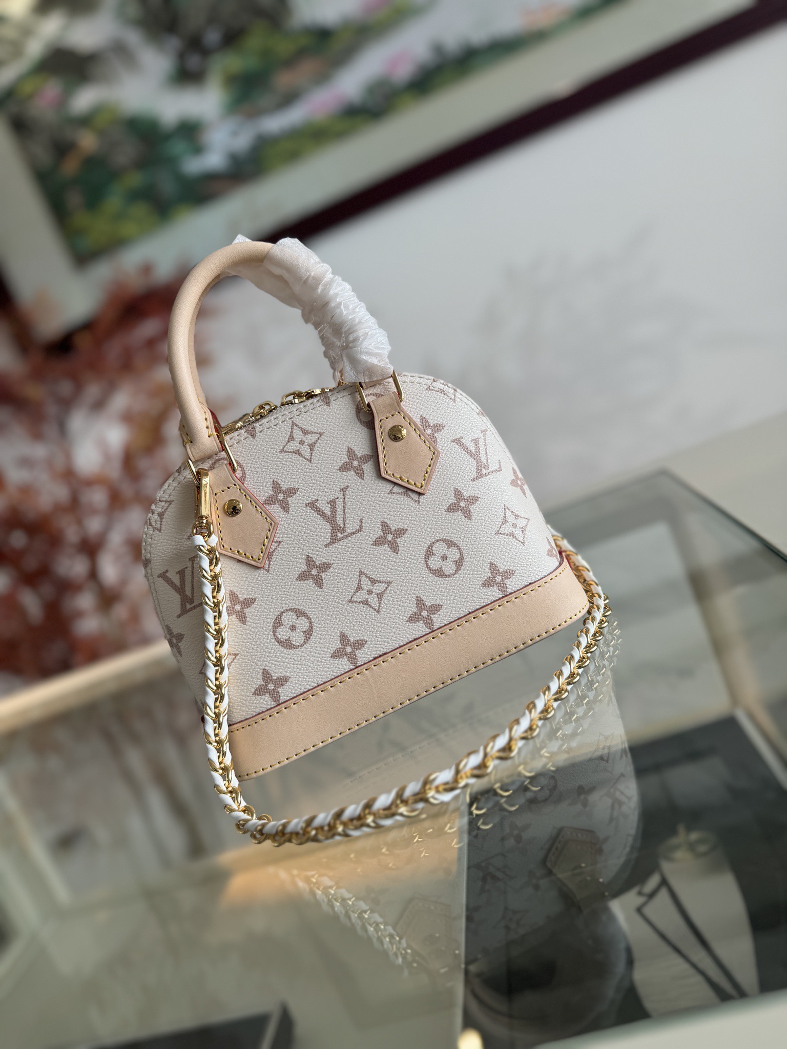 💰500💰ALMA 迷你手袋
K00015 白花
LV&I系列推出了这款可定制的套件,以独家迷你尺寸的标志性Alma为特色 M14339 旨在打造佩戴者独有的个性化手提包,有七种款式可供选择,有一系列颜色和饰面可供选择。接下来,在选择附加组件(如镜面名牌或功能性发夹)之前,先选择表带或链条。最后,包括三个滑动式吊饰,从标志性的挂锁到五颜六色的Vivienne吉祥物 size:15x19.5x10cm