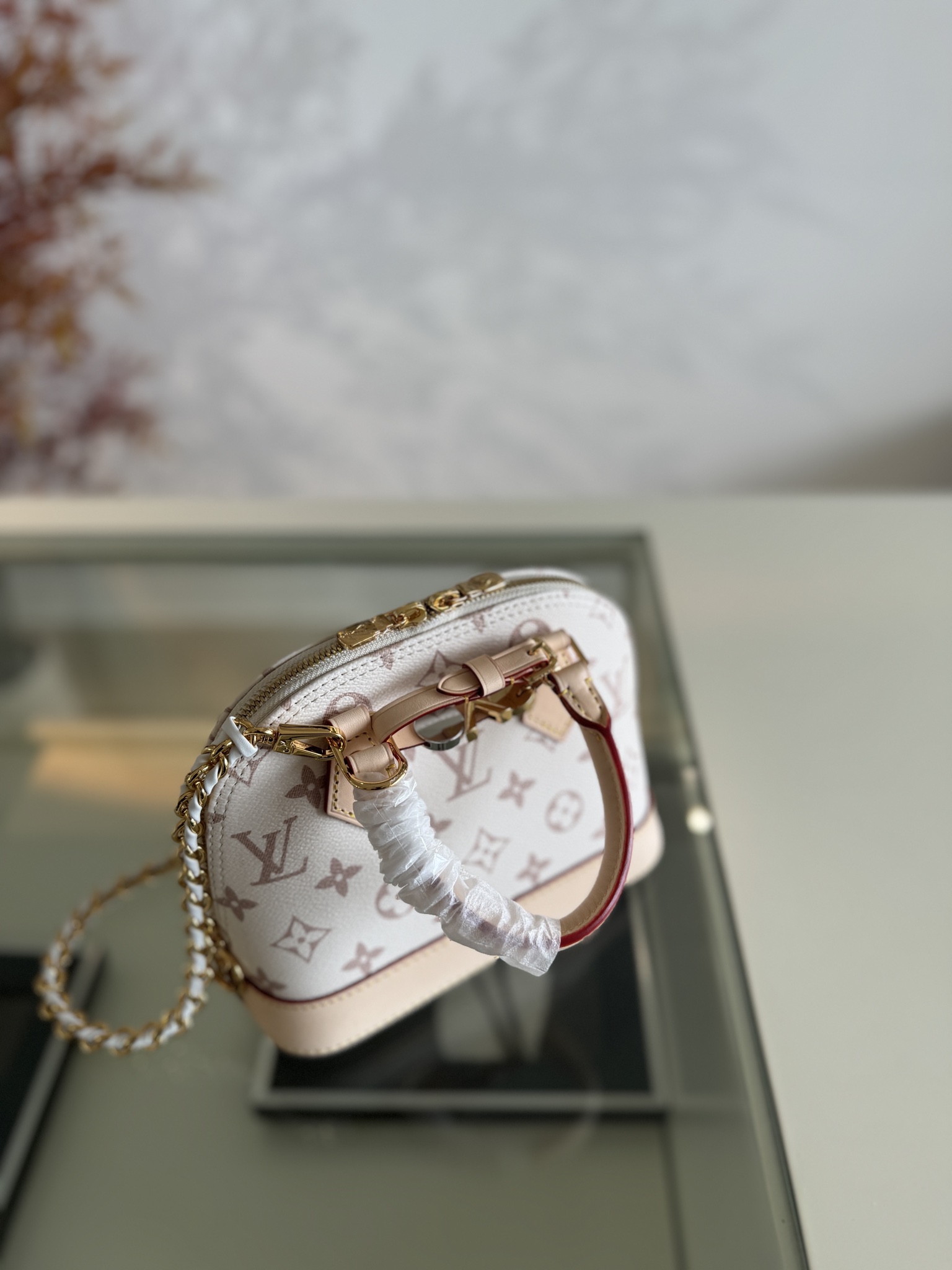 💰500💰ALMA 迷你手袋
K00015 白花
LV&I系列推出了这款可定制的套件,以独家迷你尺寸的标志性Alma为特色 M14339 旨在打造佩戴者独有的个性化手提包,有七种款式可供选择,有一系列颜色和饰面可供选择。接下来,在选择附加组件(如镜面名牌或功能性发夹)之前,先选择表带或链条。最后,包括三个滑动式吊饰,从标志性的挂锁到五颜六色的Vivienne吉祥物 size:15x19.5x10cm