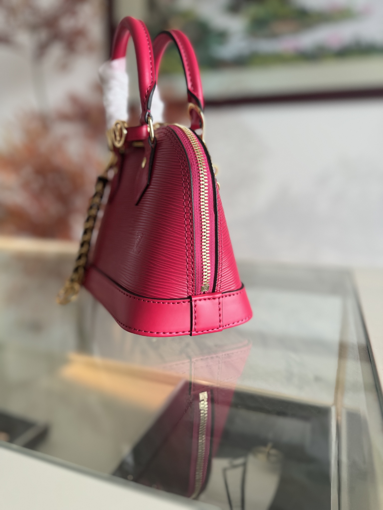 💰580💰ALMA 迷你手袋
K00015 玫红色
LV&I系列推出了这款可定制的套件,以独家迷你尺寸的标志性Alma为特色 M14339 旨在打造佩戴者独有的个性化手提包,有七种款式可供选择,有一系列颜色和饰面可供选择。接下来,在选择附加组件(如镜面名牌或功能性发夹)之前,先选择表带或链条。最后,包括三个滑动式吊饰,从标志性的挂锁到五颜六色的Vivienne吉祥物 size:15x19.5x10cm