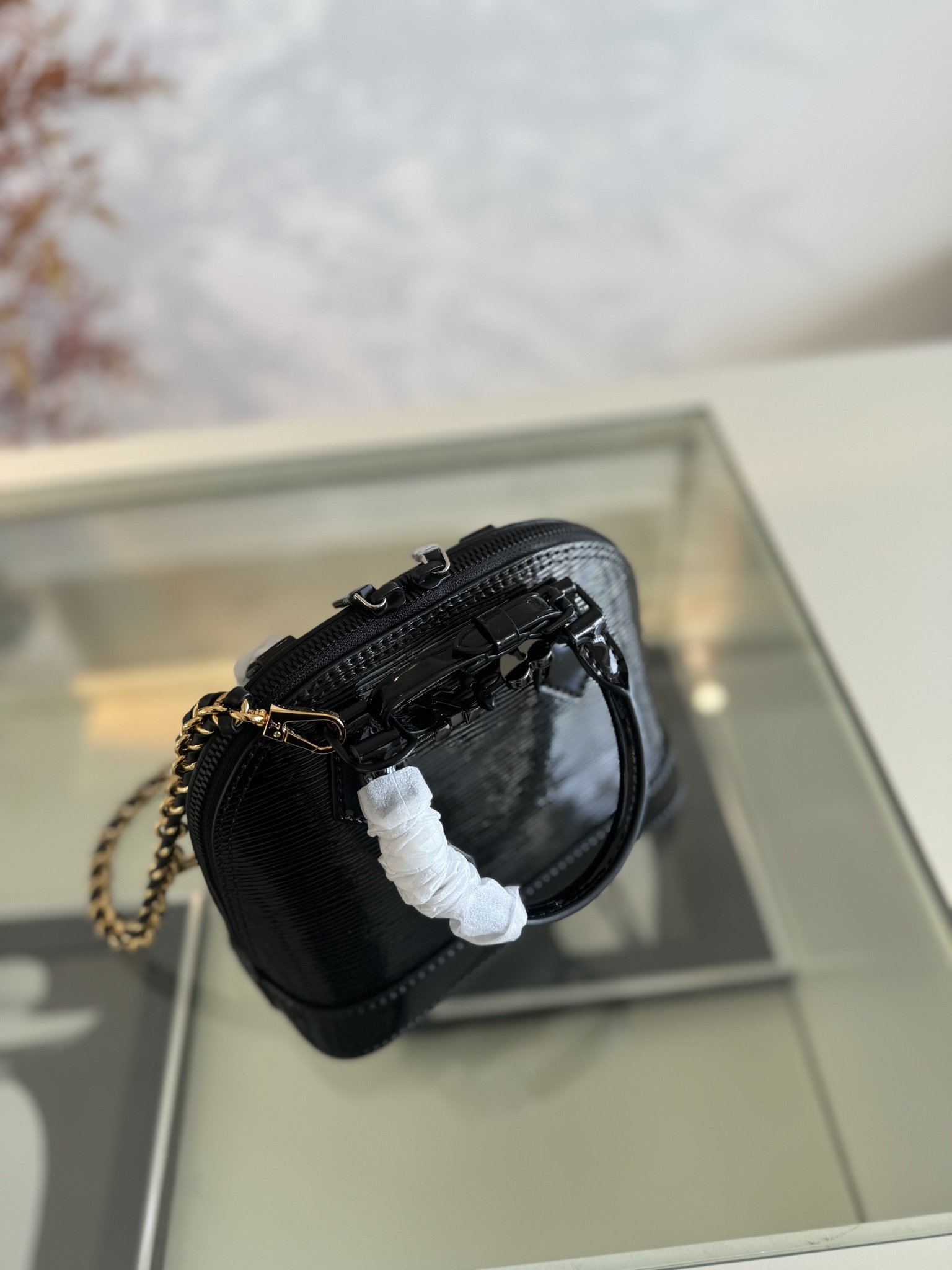 💰580💰ALMA 迷你手袋
K00015 黑色漆皮
LV&I系列推出了这款可定制的套件,以独家迷你尺寸的标志性Alma为特色 M14339 旨在打造佩戴者独有的个性化手提包,有七种款式可供选择,有一系列颜色和饰面可供选择。接下来,在选择附加组件(如镜面名牌或功能性发夹)之前,先选择表带或链条。最后,包括三个滑动式吊饰,从标志性的挂锁到五颜六色的Vivienne吉祥物 size:15x19.5x10cm