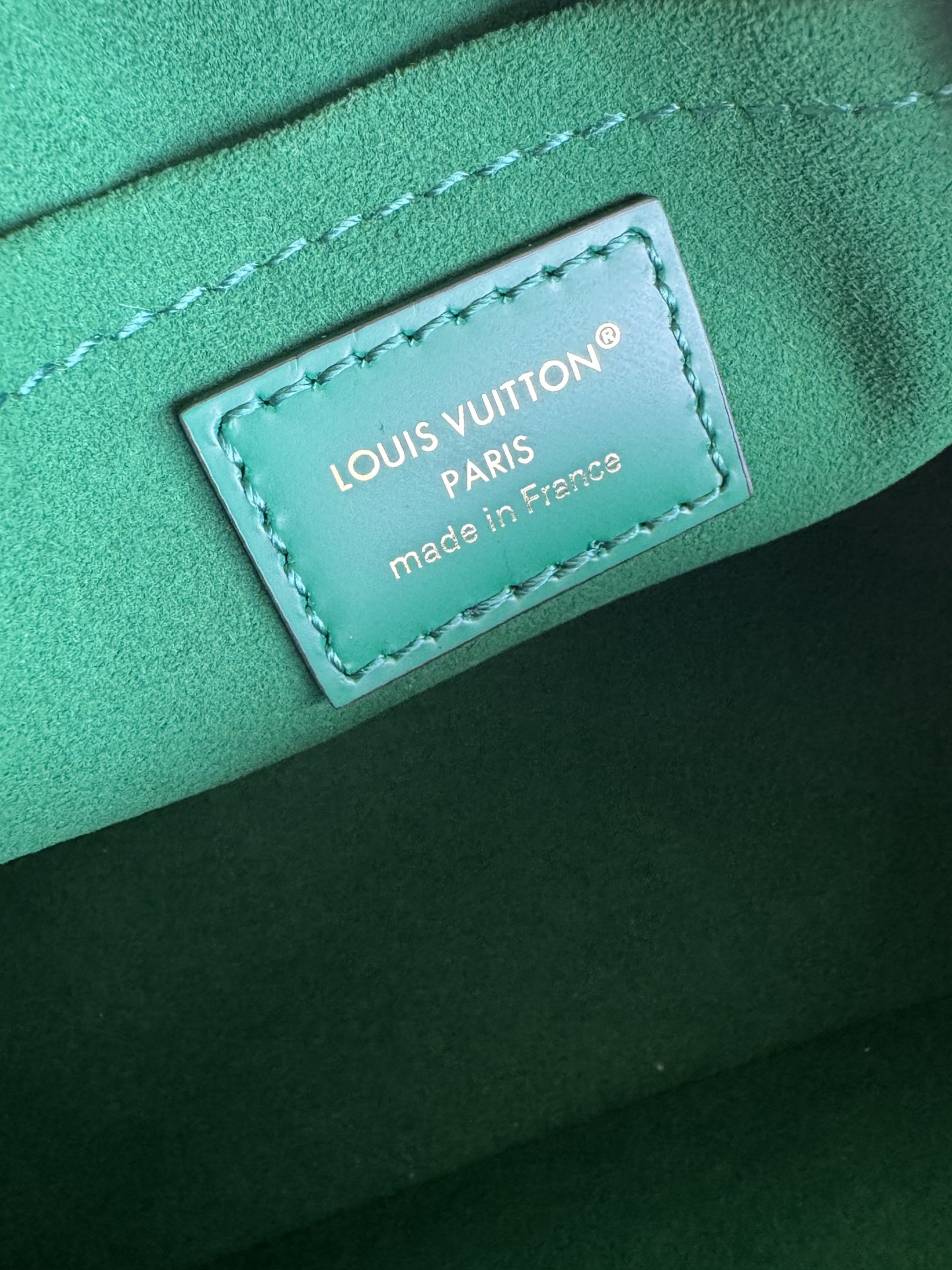 💰580💰ALMA 迷你手袋
K00015 绿色
LV&I系列推出了这款可定制的套件,以独家迷你尺寸的标志性Alma为特色 M14339 旨在打造佩戴者独有的个性化手提包,有七种款式可供选择,有一系列颜色和饰面可供选择。接下来,在选择附加组件(如镜面名牌或功能性发夹)之前,先选择表带或链条。最后,包括三个滑动式吊饰,从标志性的挂锁到五颜六色的Vivienne吉祥物 size:15x19.5x10cm