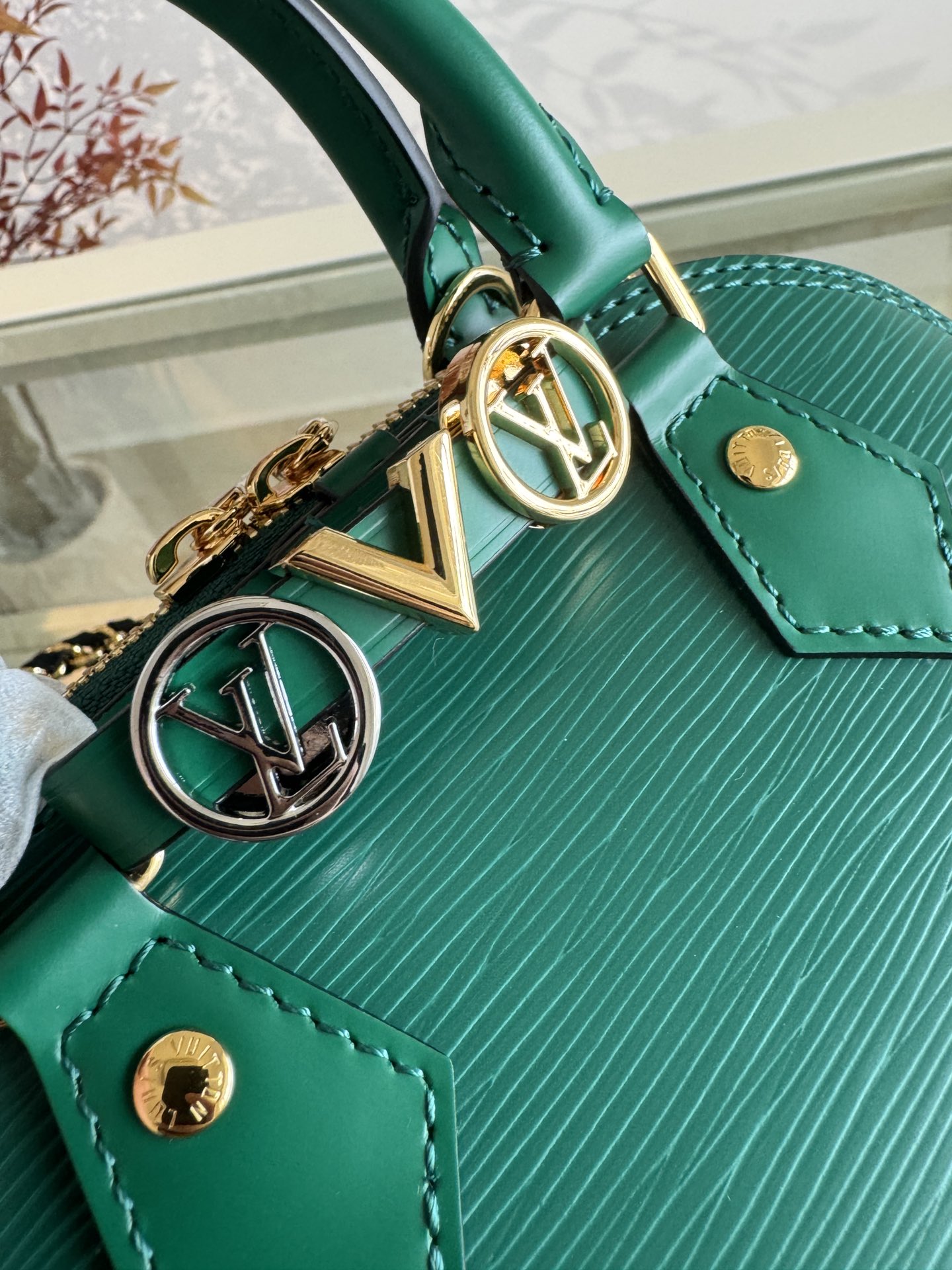💰580💰ALMA 迷你手袋
K00015 绿色
LV&I系列推出了这款可定制的套件,以独家迷你尺寸的标志性Alma为特色 M14339 旨在打造佩戴者独有的个性化手提包,有七种款式可供选择,有一系列颜色和饰面可供选择。接下来,在选择附加组件(如镜面名牌或功能性发夹)之前,先选择表带或链条。最后,包括三个滑动式吊饰,从标志性的挂锁到五颜六色的Vivienne吉祥物 size:15x19.5x10cm