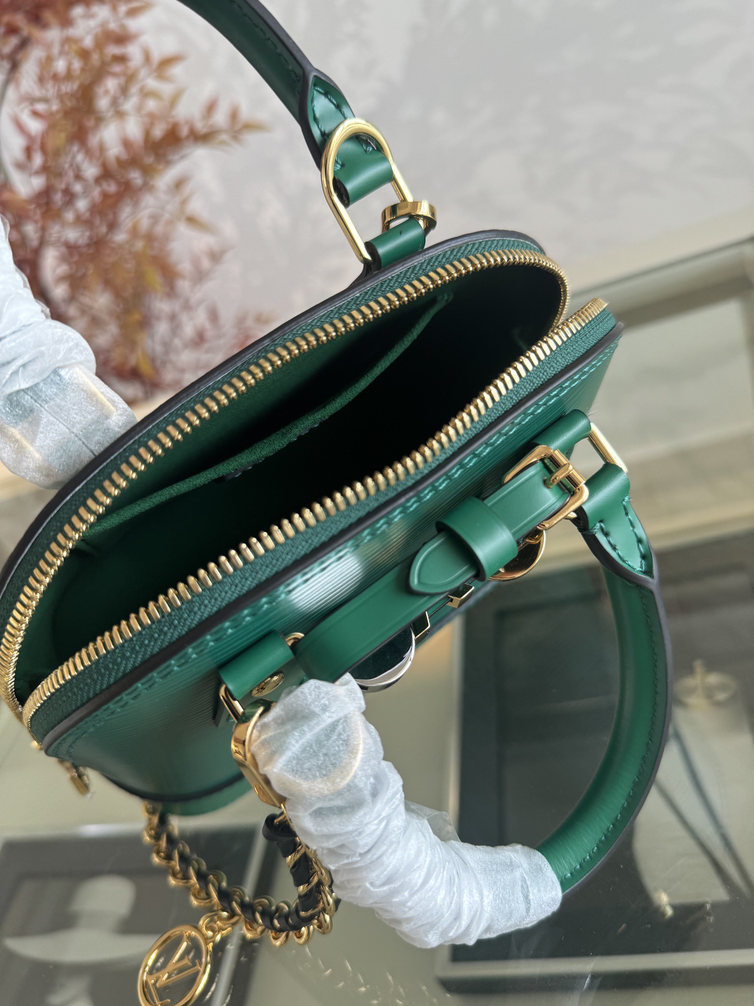 💰580💰ALMA 迷你手袋
K00015 绿色
LV&I系列推出了这款可定制的套件,以独家迷你尺寸的标志性Alma为特色 M14339 旨在打造佩戴者独有的个性化手提包,有七种款式可供选择,有一系列颜色和饰面可供选择。接下来,在选择附加组件(如镜面名牌或功能性发夹)之前,先选择表带或链条。最后,包括三个滑动式吊饰,从标志性的挂锁到五颜六色的Vivienne吉祥物 size:15x19.5x10cm
