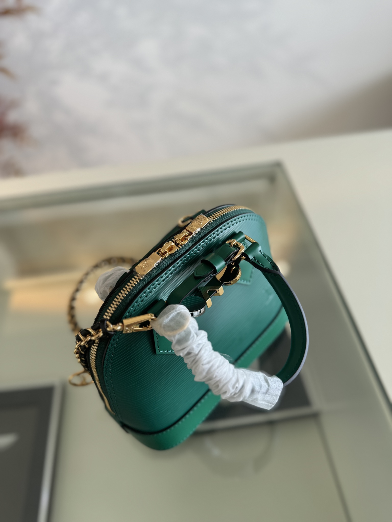 💰580💰ALMA 迷你手袋
K00015 绿色
LV&I系列推出了这款可定制的套件,以独家迷你尺寸的标志性Alma为特色 M14339 旨在打造佩戴者独有的个性化手提包,有七种款式可供选择,有一系列颜色和饰面可供选择。接下来,在选择附加组件(如镜面名牌或功能性发夹)之前,先选择表带或链条。最后,包括三个滑动式吊饰,从标志性的挂锁到五颜六色的Vivienne吉祥物 size:15x19.5x10cm