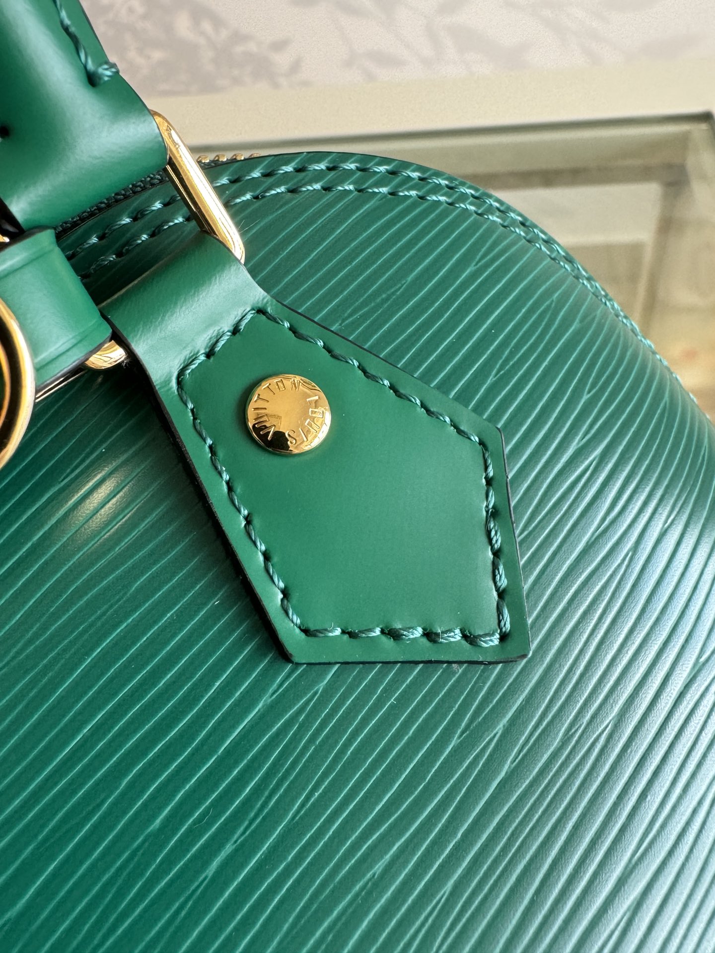 💰580💰ALMA 迷你手袋
K00015 绿色
LV&I系列推出了这款可定制的套件,以独家迷你尺寸的标志性Alma为特色 M14339 旨在打造佩戴者独有的个性化手提包,有七种款式可供选择,有一系列颜色和饰面可供选择。接下来,在选择附加组件(如镜面名牌或功能性发夹)之前,先选择表带或链条。最后,包括三个滑动式吊饰,从标志性的挂锁到五颜六色的Vivienne吉祥物 size:15x19.5x10cm