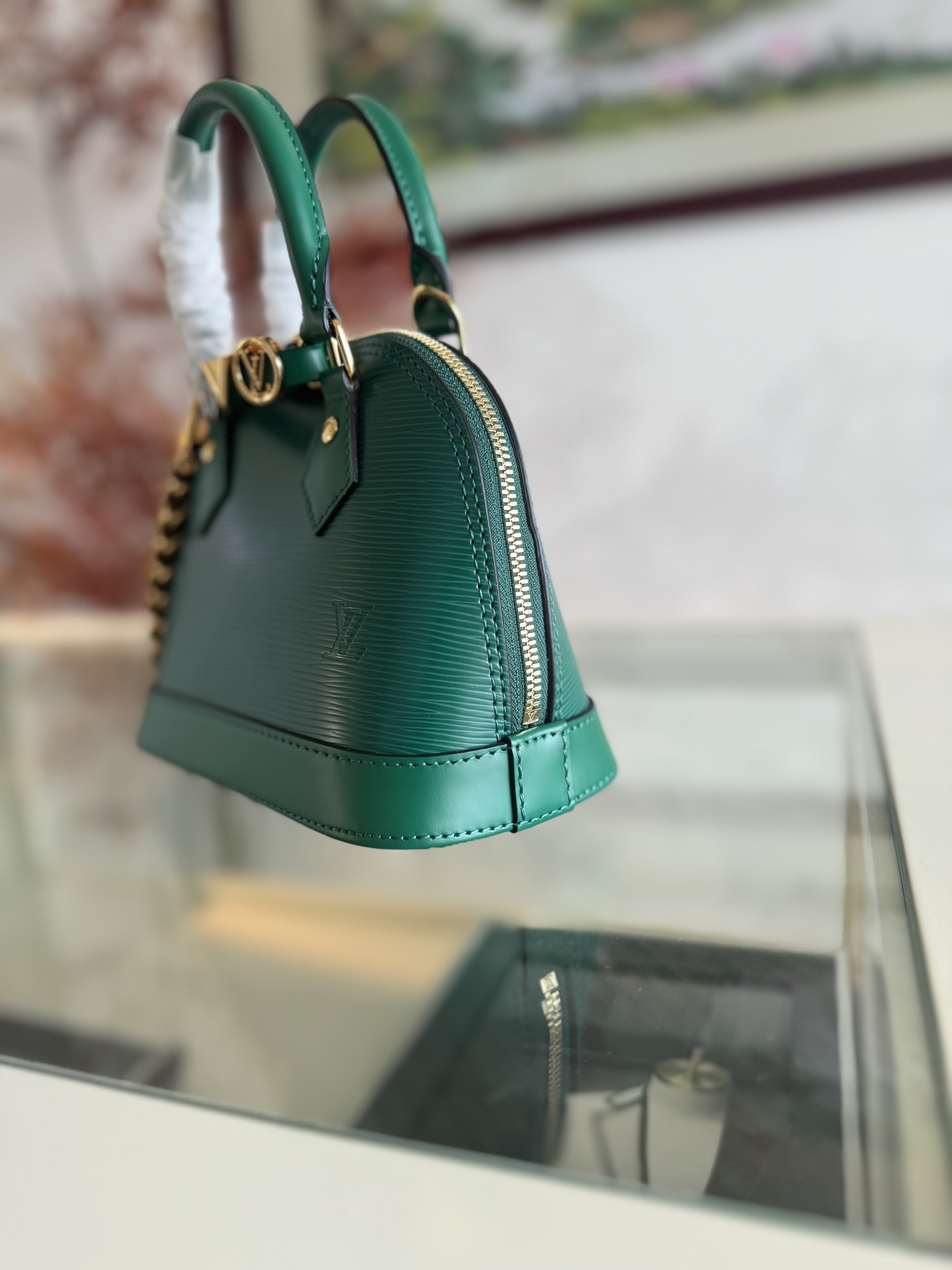 💰580💰ALMA 迷你手袋
K00015 绿色
LV&I系列推出了这款可定制的套件,以独家迷你尺寸的标志性Alma为特色 M14339 旨在打造佩戴者独有的个性化手提包,有七种款式可供选择,有一系列颜色和饰面可供选择。接下来,在选择附加组件(如镜面名牌或功能性发夹)之前,先选择表带或链条。最后,包括三个滑动式吊饰,从标志性的挂锁到五颜六色的Vivienne吉祥物 size:15x19.5x10cm
