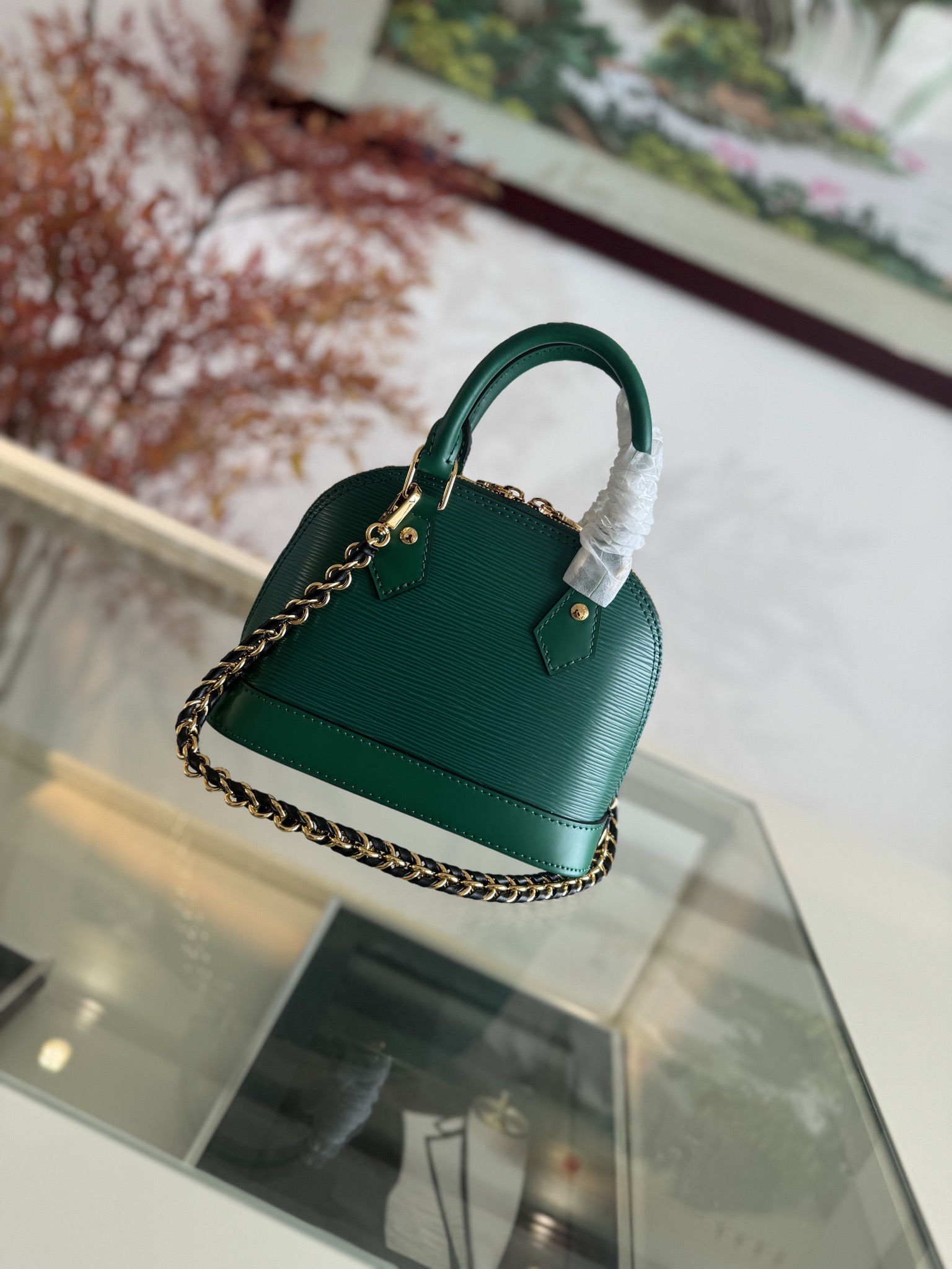 💰580💰ALMA 迷你手袋
K00015 绿色
LV&I系列推出了这款可定制的套件,以独家迷你尺寸的标志性Alma为特色 M14339 旨在打造佩戴者独有的个性化手提包,有七种款式可供选择,有一系列颜色和饰面可供选择。接下来,在选择附加组件(如镜面名牌或功能性发夹)之前,先选择表带或链条。最后,包括三个滑动式吊饰,从标志性的挂锁到五颜六色的Vivienne吉祥物 size:15x19.5x10cm
