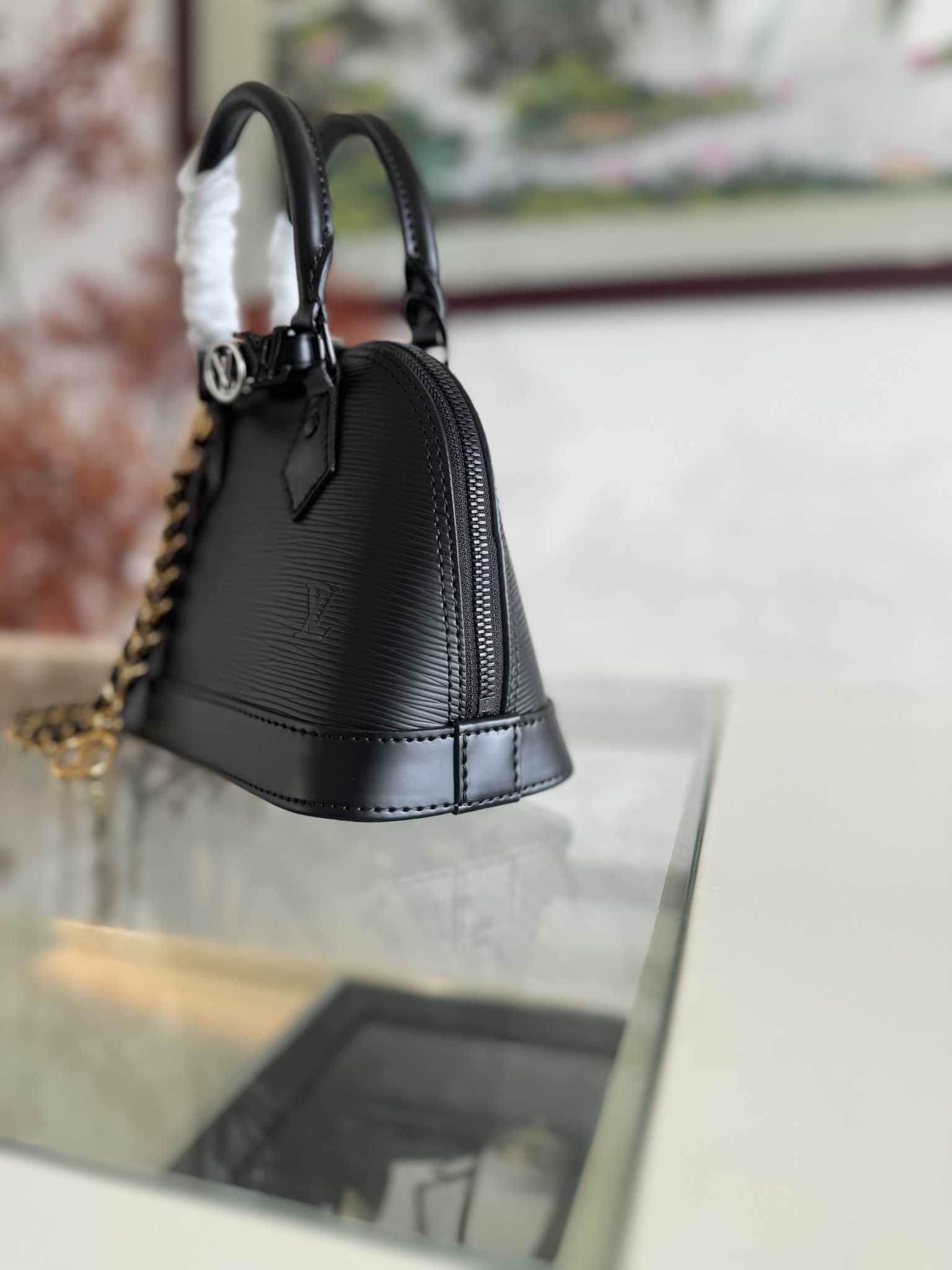 💰580💰ALMA 迷你手袋
K00015 黑色水波纹
LV&I系列推出了这款可定制的套件,以独家迷你尺寸的标志性Alma为特色 M14339 旨在打造佩戴者独有的个性化手提包,有七种款式可供选择,有一系列颜色和饰面可供选择。接下来,在选择附加组件(如镜面名牌或功能性发夹)之前,先选择表带或链条。最后,包括三个滑动式吊饰,从标志性的挂锁到五颜六色的Vivienne吉祥物 size:15x19.5x10cm