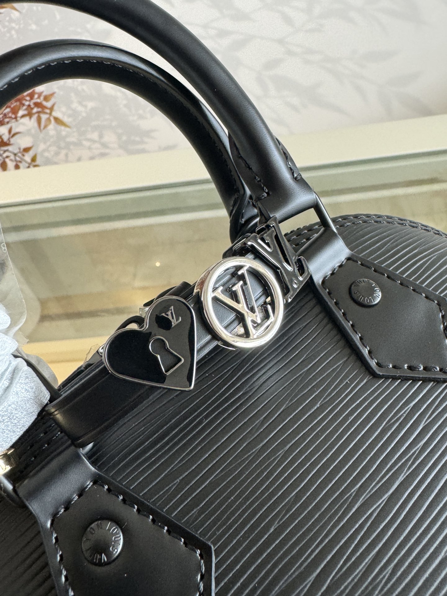 💰580💰ALMA 迷你手袋
K00015 黑色水波纹
LV&I系列推出了这款可定制的套件,以独家迷你尺寸的标志性Alma为特色 M14339 旨在打造佩戴者独有的个性化手提包,有七种款式可供选择,有一系列颜色和饰面可供选择。接下来,在选择附加组件(如镜面名牌或功能性发夹)之前,先选择表带或链条。最后,包括三个滑动式吊饰,从标志性的挂锁到五颜六色的Vivienne吉祥物 size:15x19.5x10cm