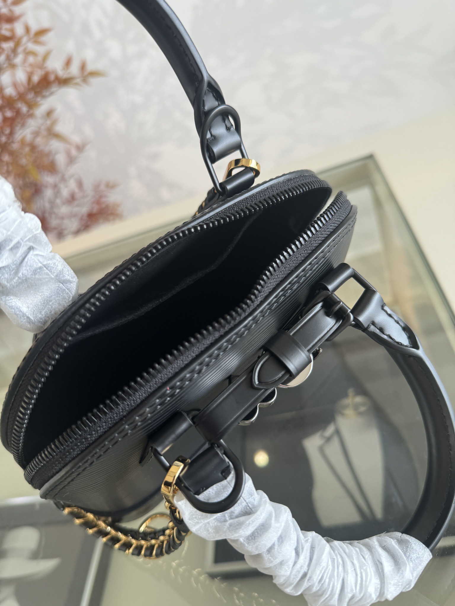 💰580💰ALMA 迷你手袋
K00015 黑色水波纹
LV&I系列推出了这款可定制的套件,以独家迷你尺寸的标志性Alma为特色 M14339 旨在打造佩戴者独有的个性化手提包,有七种款式可供选择,有一系列颜色和饰面可供选择。接下来,在选择附加组件(如镜面名牌或功能性发夹)之前,先选择表带或链条。最后,包括三个滑动式吊饰,从标志性的挂锁到五颜六色的Vivienne吉祥物 size:15x19.5x10cm