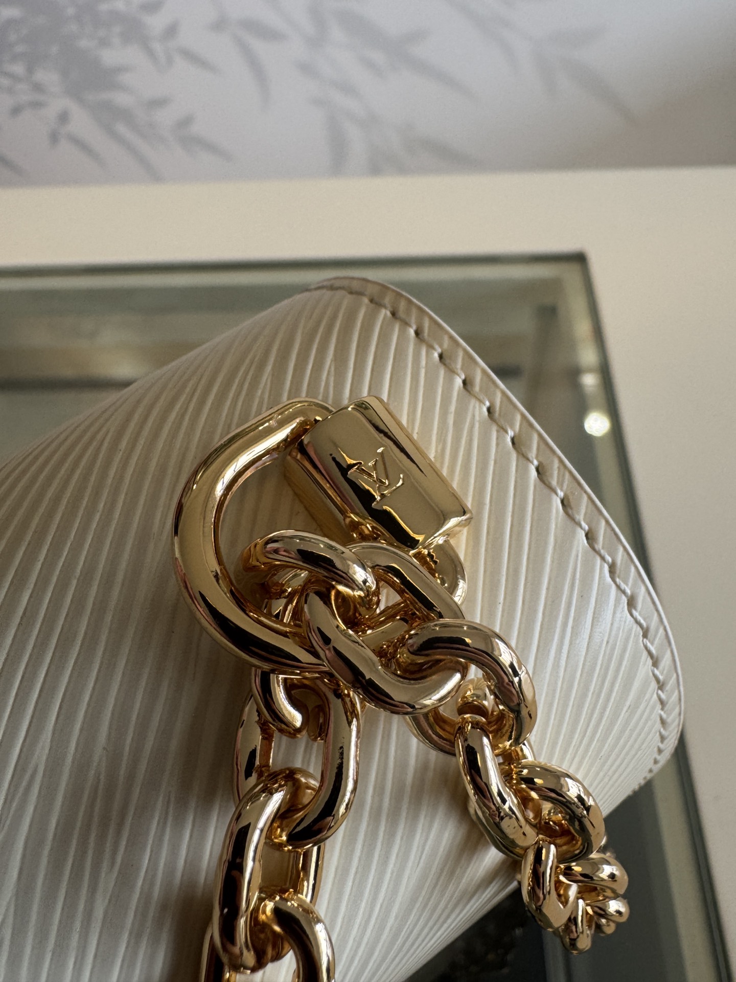 💰760TWIST 小号手袋
M12507米白
本款 Twist 小号手袋取材标志性 Epi 皮革，以绗缝元素和雅致珐琅重绎经典 LV Twist 扭锁，再借耀目滑链实现斜挎或肩背。齐整内部拥有多重口袋，配有可拆卸镜子和收纳日常所需的拉链隔层。
size:19x15x9cm