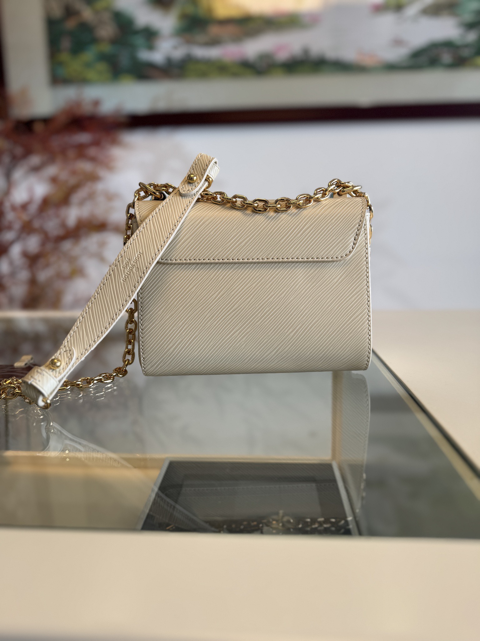 💰760TWIST 小号手袋
M12507米白
本款 Twist 小号手袋取材标志性 Epi 皮革，以绗缝元素和雅致珐琅重绎经典 LV Twist 扭锁，再借耀目滑链实现斜挎或肩背。齐整内部拥有多重口袋，配有可拆卸镜子和收纳日常所需的拉链隔层。
size:19x15x9cm