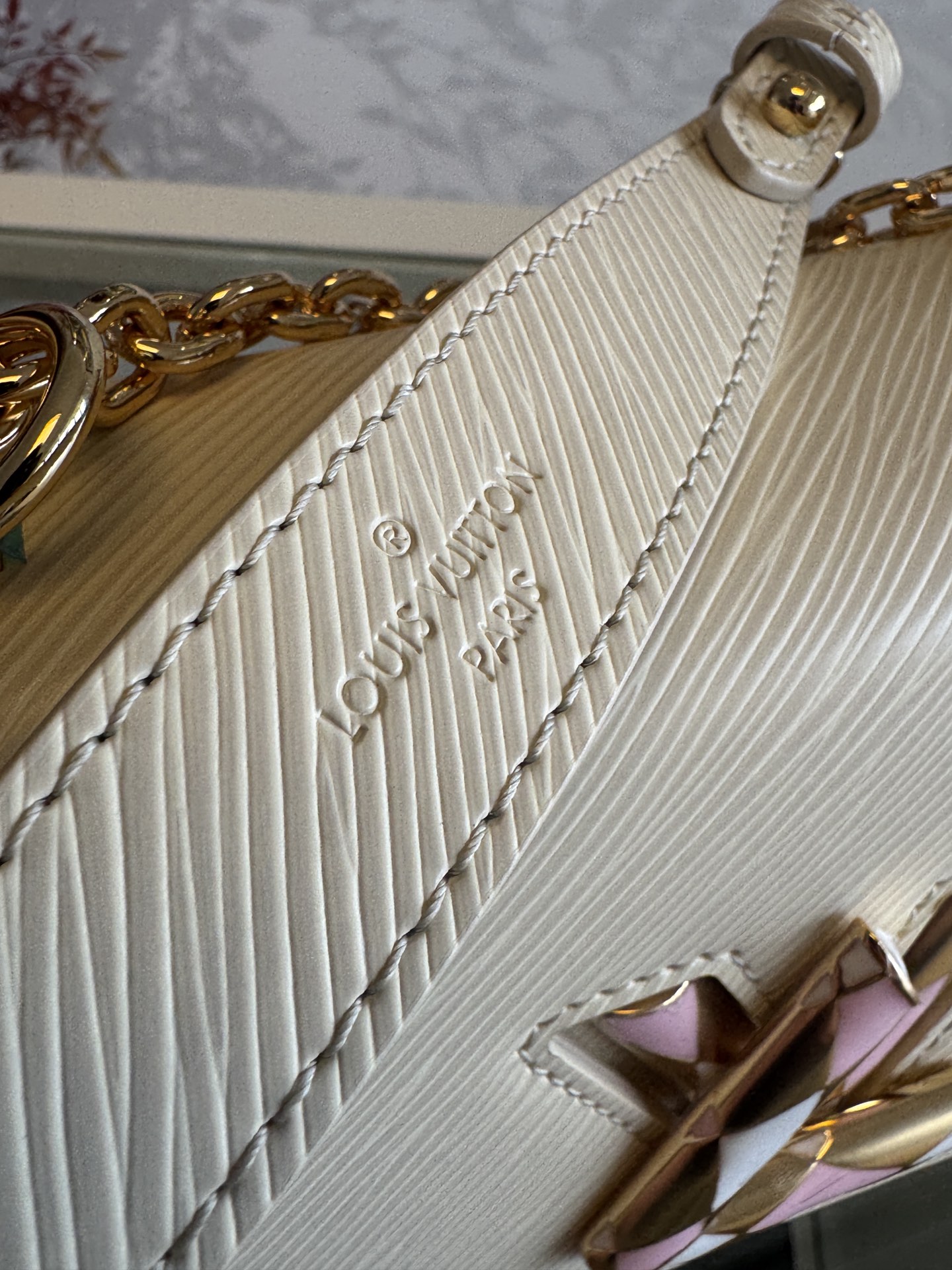 💰760TWIST 小号手袋
M12507米白
本款 Twist 小号手袋取材标志性 Epi 皮革，以绗缝元素和雅致珐琅重绎经典 LV Twist 扭锁，再借耀目滑链实现斜挎或肩背。齐整内部拥有多重口袋，配有可拆卸镜子和收纳日常所需的拉链隔层。
size:19x15x9cm