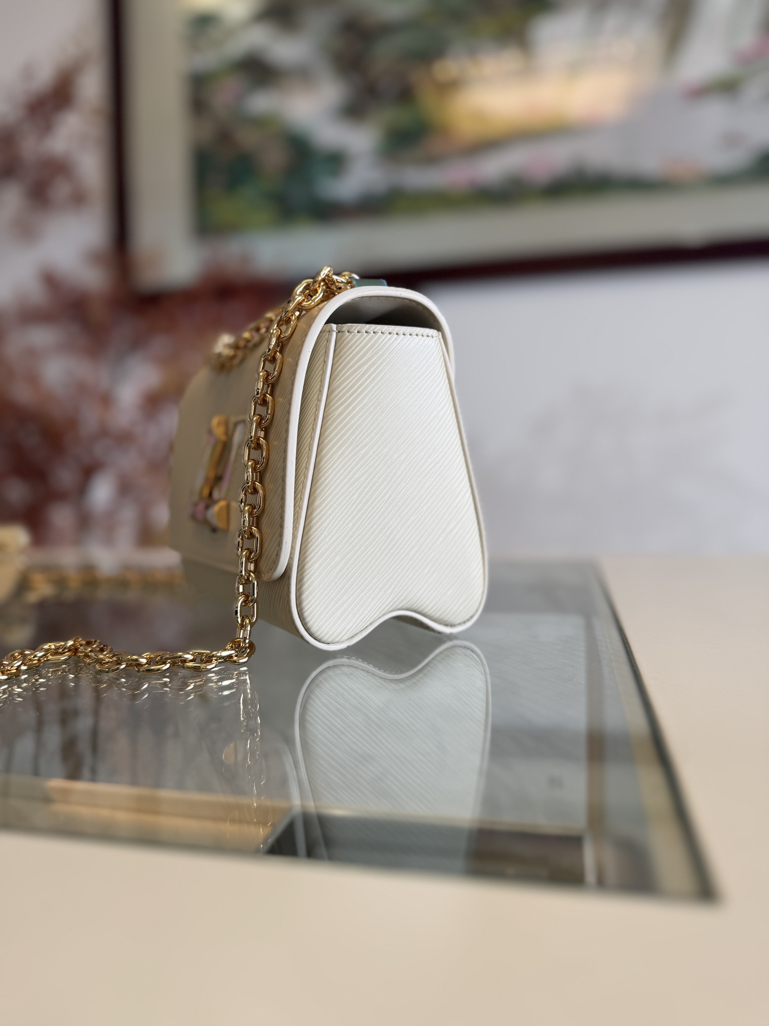 💰760TWIST 小号手袋
M12507米白
本款 Twist 小号手袋取材标志性 Epi 皮革，以绗缝元素和雅致珐琅重绎经典 LV Twist 扭锁，再借耀目滑链实现斜挎或肩背。齐整内部拥有多重口袋，配有可拆卸镜子和收纳日常所需的拉链隔层。
size:19x15x9cm