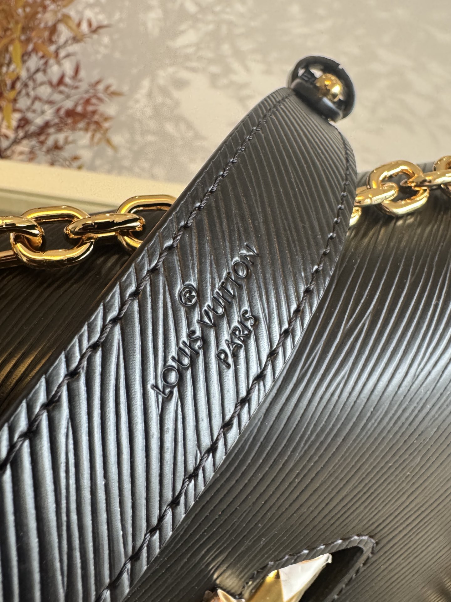 💰780TWIST 中号手袋
M12506黑色
本款 Twist 中号手袋采用 Epi 皮革塑造典雅构型，以缤纷珐琅 LV Twist 扭锁点亮视线。耀目滑链肩带实现斜挎或肩背选择，内设口袋、可拆卸镜子和拉链夹层，可有序收纳日常所需。
size:23x17x9.5cm