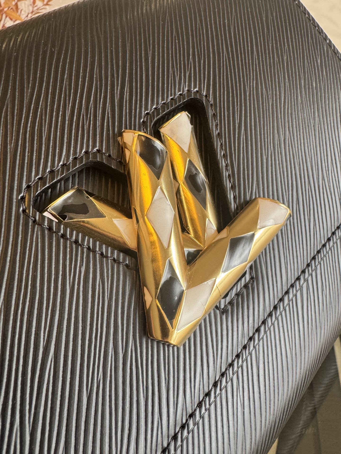 💰780TWIST 中号手袋
M12506黑色
本款 Twist 中号手袋采用 Epi 皮革塑造典雅构型，以缤纷珐琅 LV Twist 扭锁点亮视线。耀目滑链肩带实现斜挎或肩背选择，内设口袋、可拆卸镜子和拉链夹层，可有序收纳日常所需。
size:23x17x9.5cm