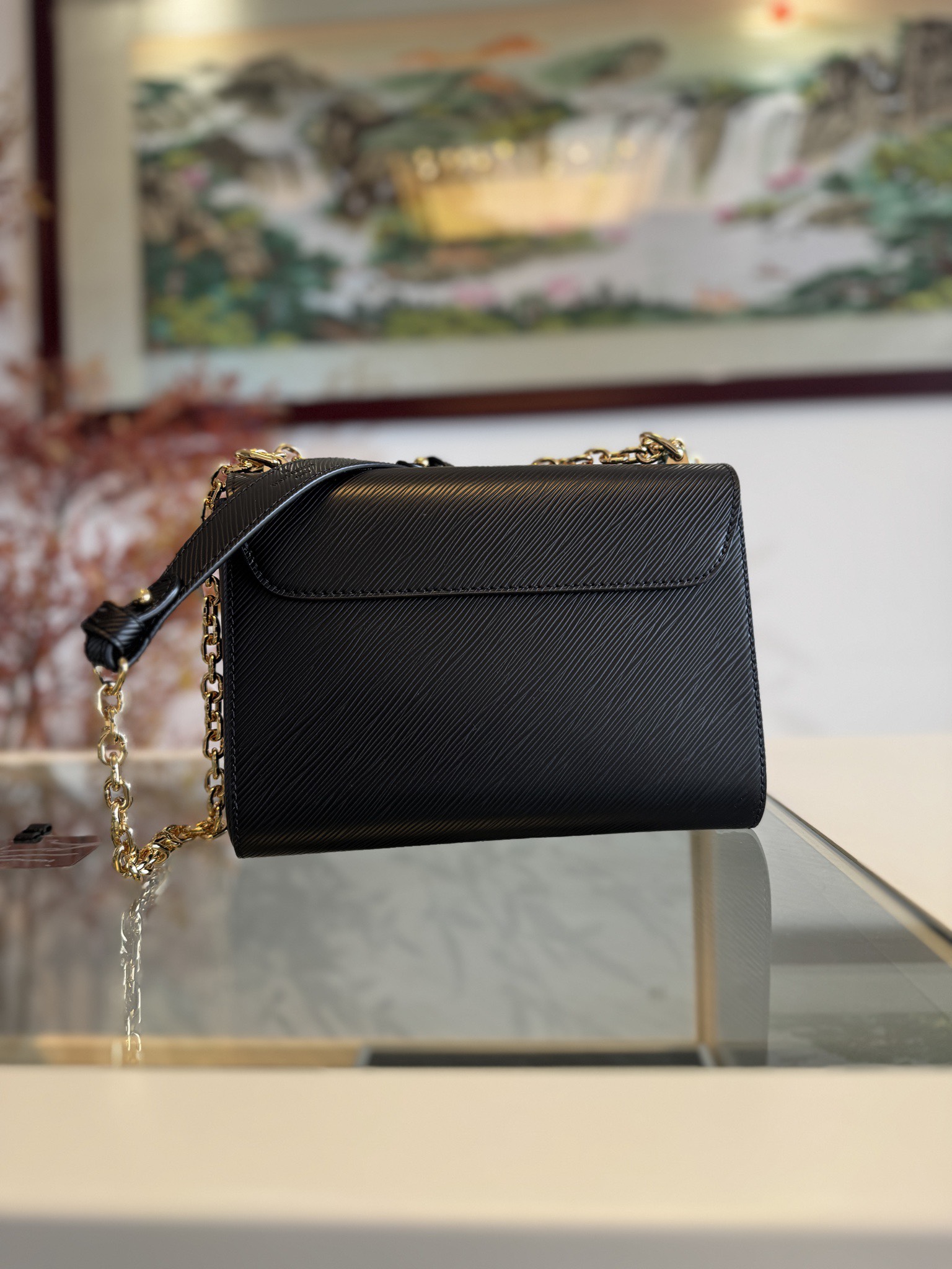 💰780TWIST 中号手袋
M12506黑色
本款 Twist 中号手袋采用 Epi 皮革塑造典雅构型，以缤纷珐琅 LV Twist 扭锁点亮视线。耀目滑链肩带实现斜挎或肩背选择，内设口袋、可拆卸镜子和拉链夹层，可有序收纳日常所需。
size:23x17x9.5cm