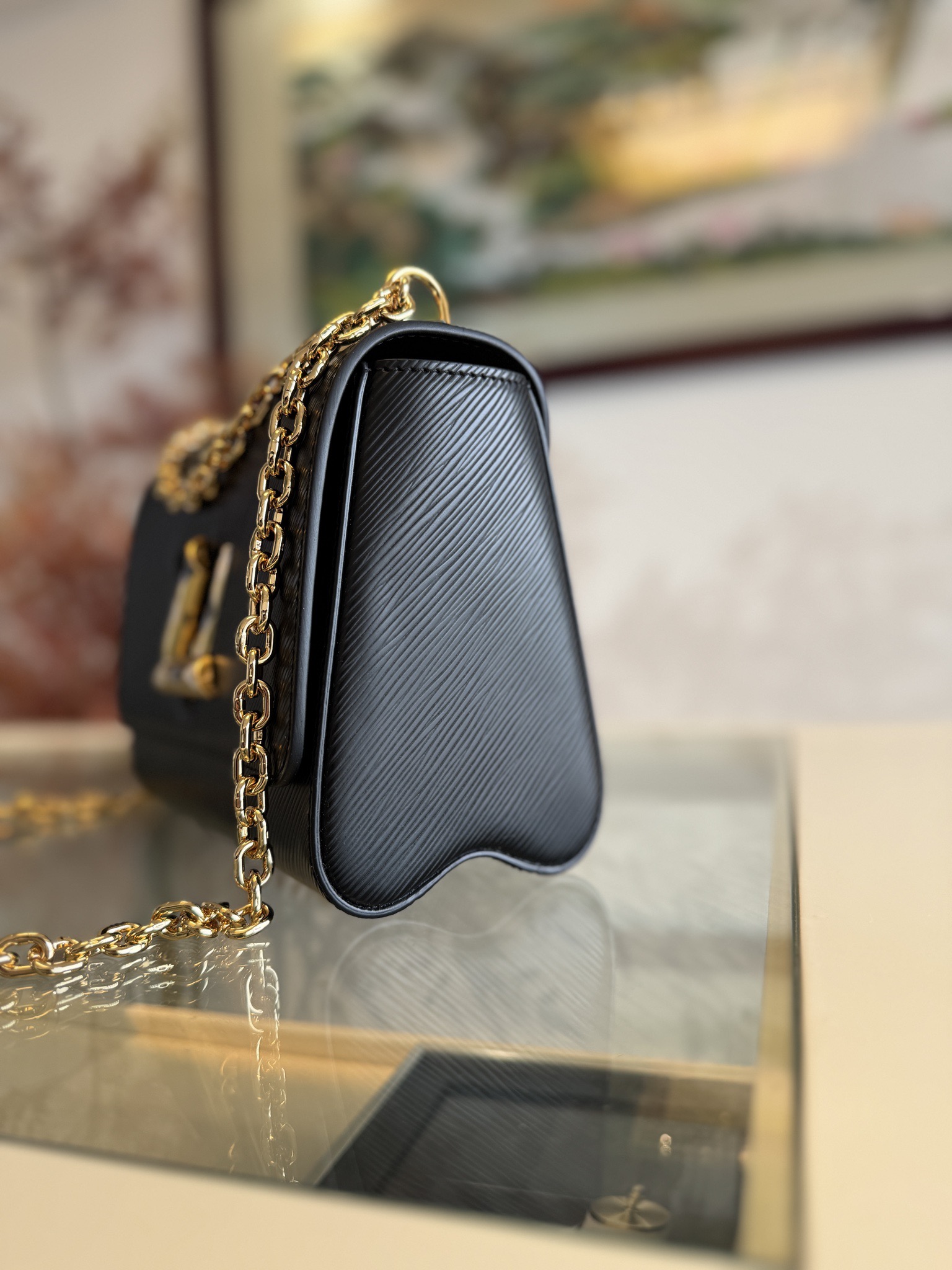 💰780TWIST 中号手袋
M12506黑色
本款 Twist 中号手袋采用 Epi 皮革塑造典雅构型，以缤纷珐琅 LV Twist 扭锁点亮视线。耀目滑链肩带实现斜挎或肩背选择，内设口袋、可拆卸镜子和拉链夹层，可有序收纳日常所需。
size:23x17x9.5cm