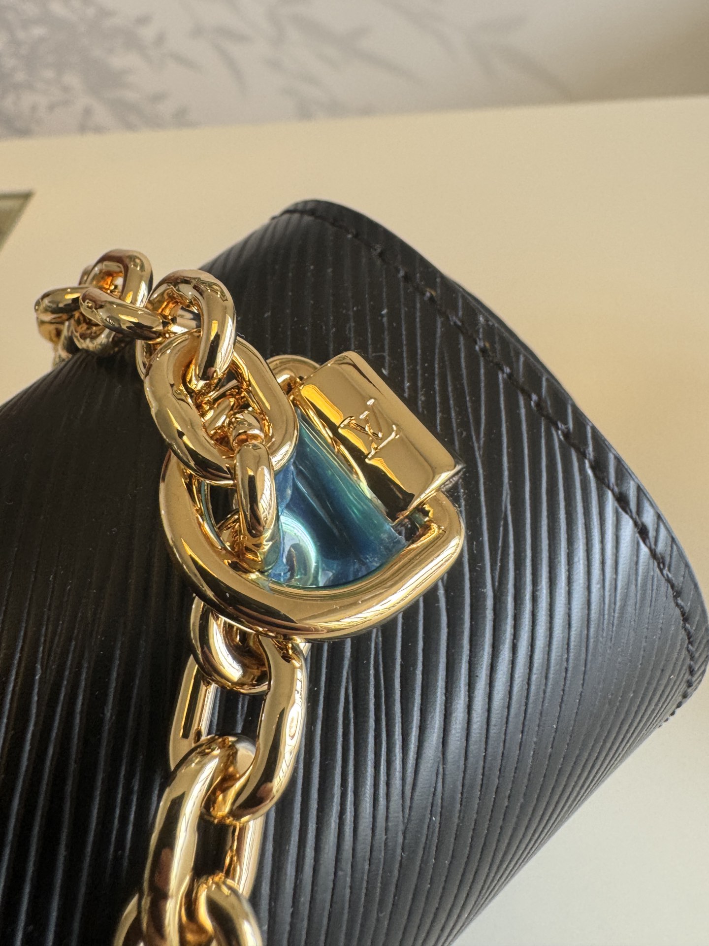 💰780TWIST 中号手袋
M12506黑色
本款 Twist 中号手袋采用 Epi 皮革塑造典雅构型，以缤纷珐琅 LV Twist 扭锁点亮视线。耀目滑链肩带实现斜挎或肩背选择，内设口袋、可拆卸镜子和拉链夹层，可有序收纳日常所需。
size:23x17x9.5cm