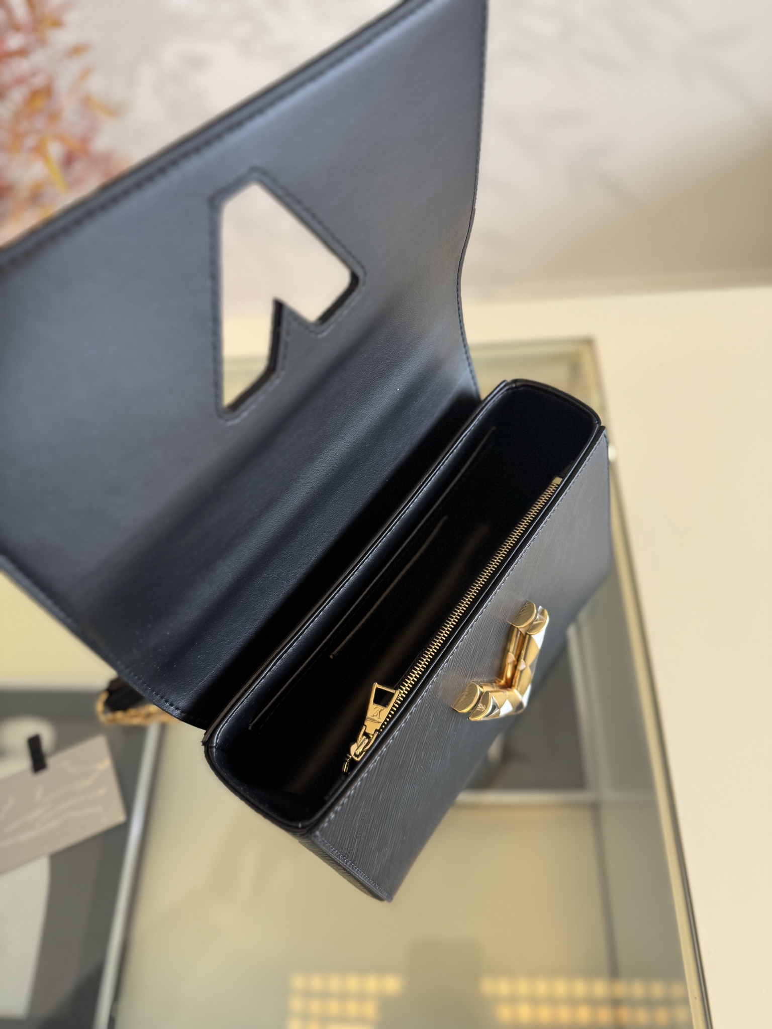 💰780TWIST 中号手袋
M12506黑色
本款 Twist 中号手袋采用 Epi 皮革塑造典雅构型，以缤纷珐琅 LV Twist 扭锁点亮视线。耀目滑链肩带实现斜挎或肩背选择，内设口袋、可拆卸镜子和拉链夹层，可有序收纳日常所需。
size:23x17x9.5cm