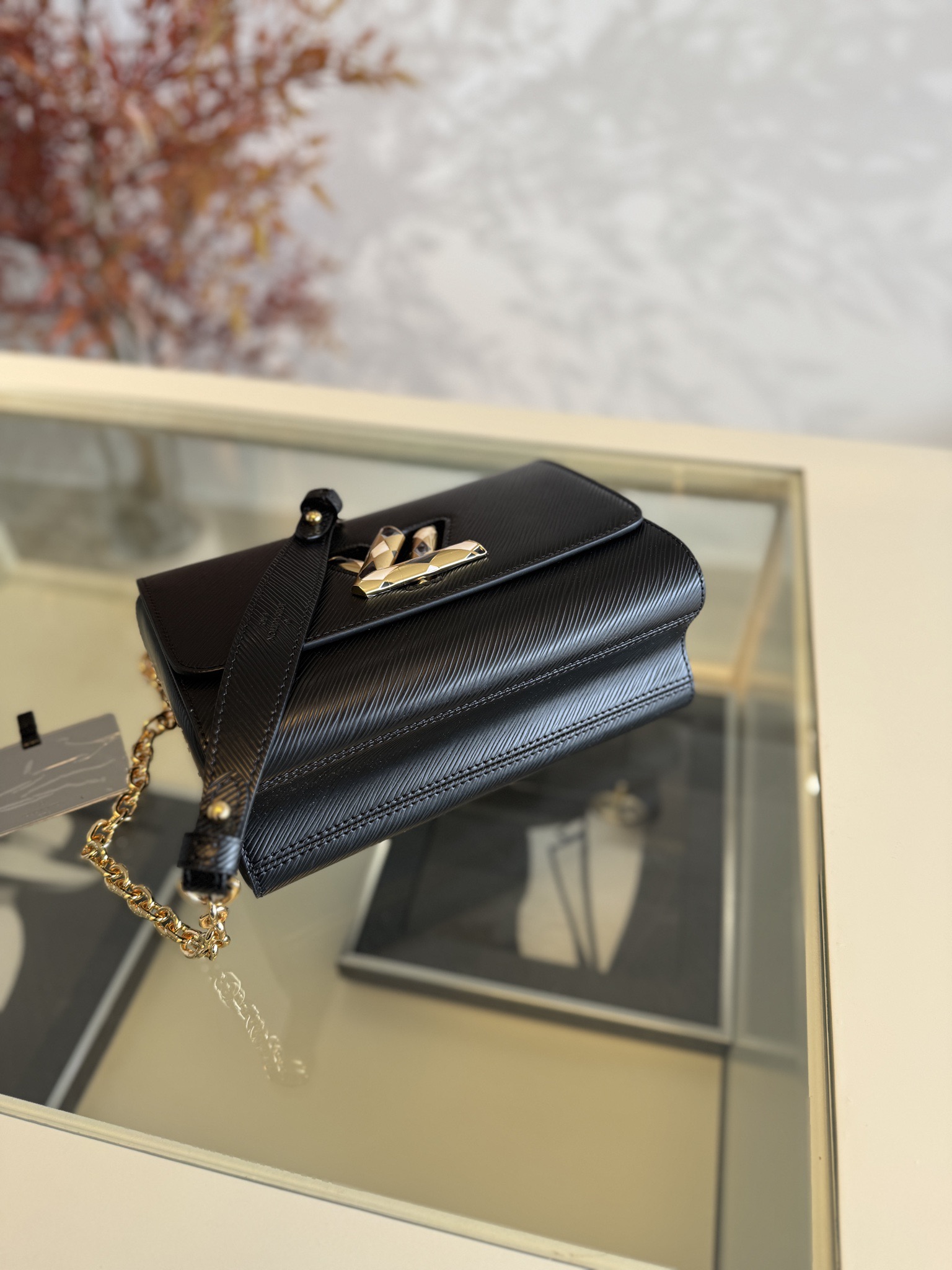 💰780TWIST 中号手袋
M12506黑色
本款 Twist 中号手袋采用 Epi 皮革塑造典雅构型，以缤纷珐琅 LV Twist 扭锁点亮视线。耀目滑链肩带实现斜挎或肩背选择，内设口袋、可拆卸镜子和拉链夹层，可有序收纳日常所需。
size:23x17x9.5cm