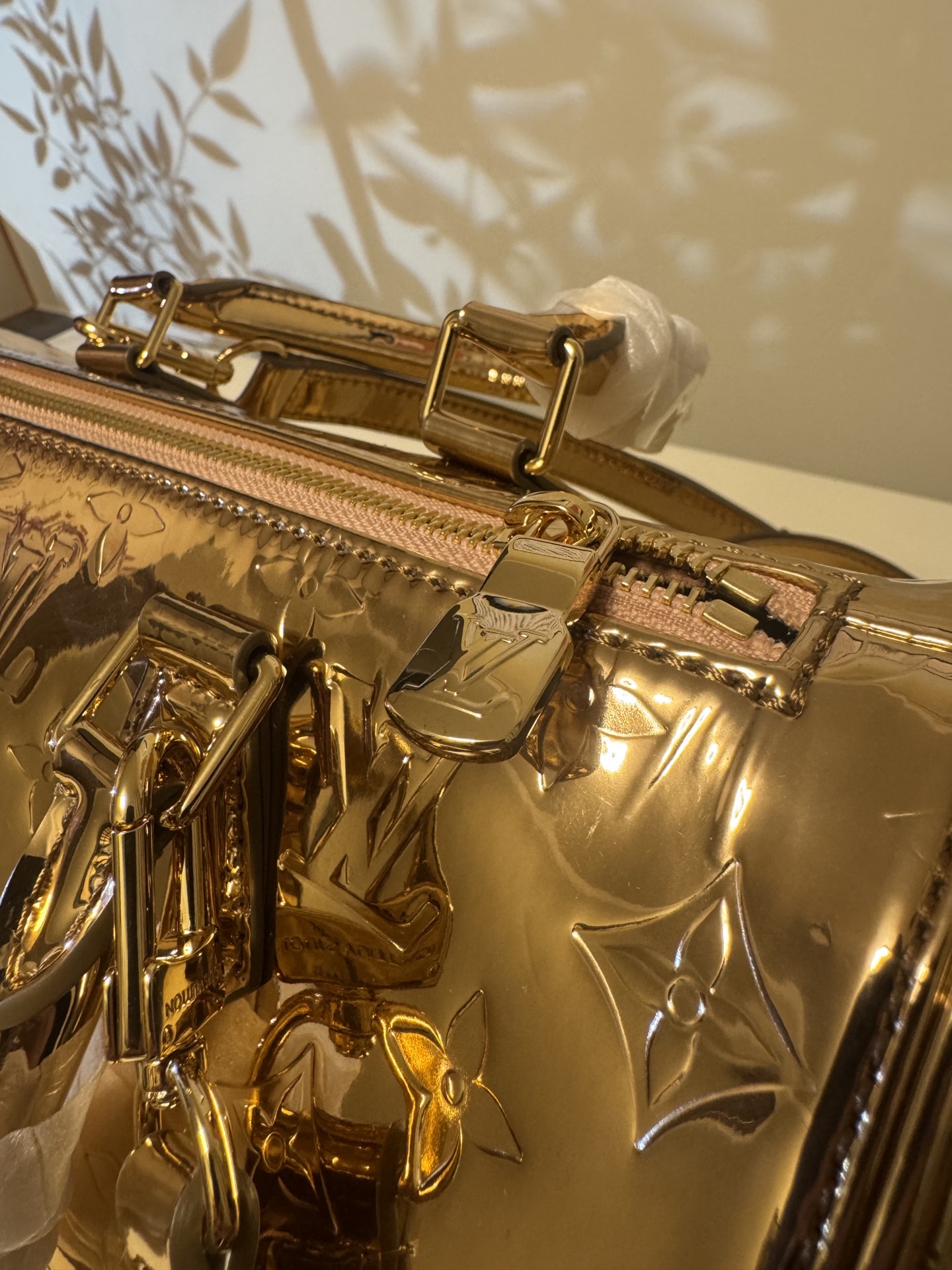 💰630Speedy Bandouliere 25手袋
M26497 金色 
标志性的Speedy Bandouli&egrave;re 20为LV Ski系列重新构想，带有Monogram Miroir签名&mdash;&mdash;独家的铜色在斜坡上和斜坡下都做出了声明。它由层压帆布制成，以增加耐用性，并装饰有色调的玫瑰金色硬件。皮革表带可以取下，提供多种携带选项。
尺寸：27*19*15cm