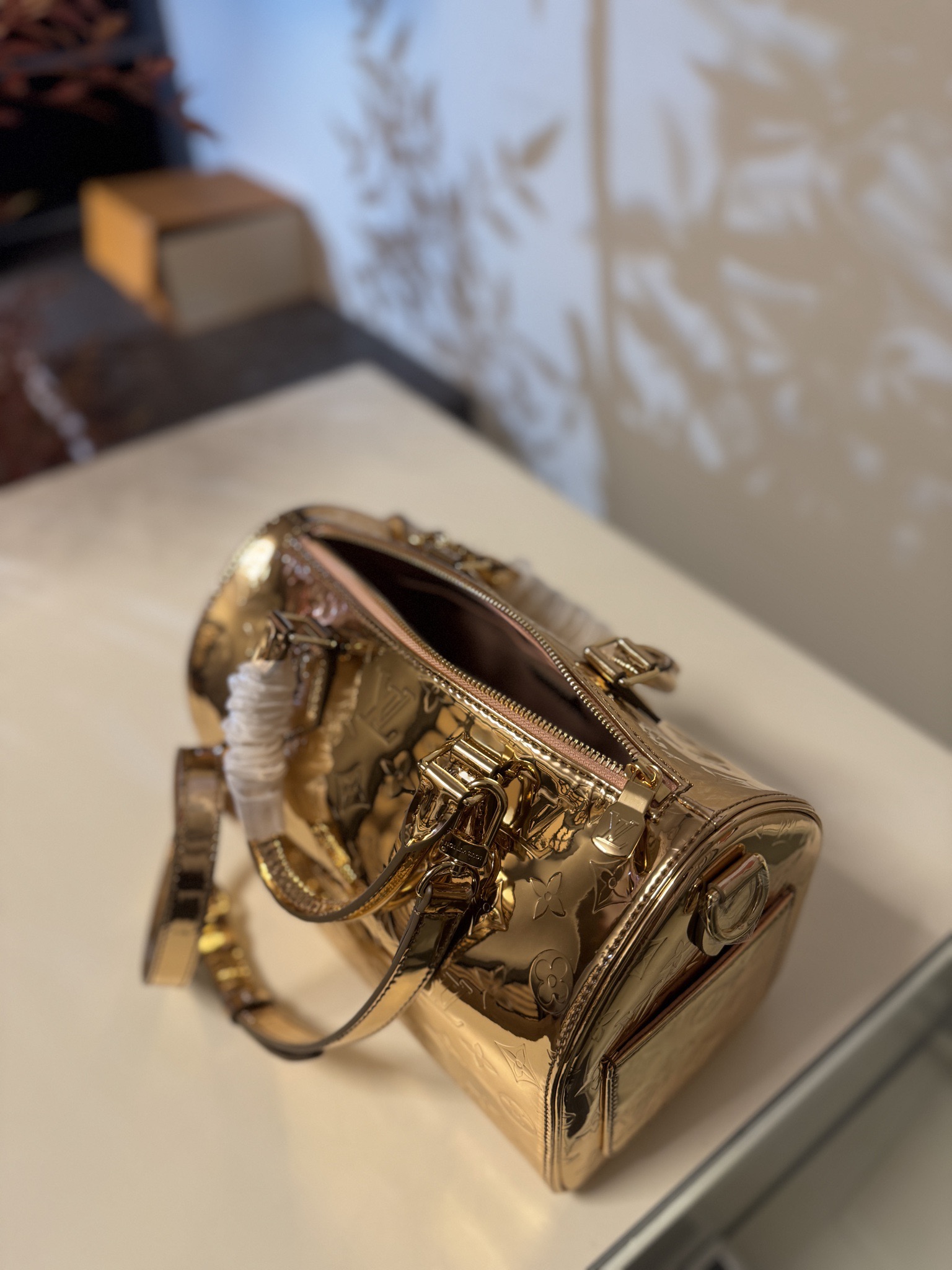 💰630Speedy Bandouliere 25手袋
M26497 金色 
标志性的Speedy Bandouli&egrave;re 20为LV Ski系列重新构想，带有Monogram Miroir签名&mdash;&mdash;独家的铜色在斜坡上和斜坡下都做出了声明。它由层压帆布制成，以增加耐用性，并装饰有色调的玫瑰金色硬件。皮革表带可以取下，提供多种携带选项。
尺寸：27*19*15cm