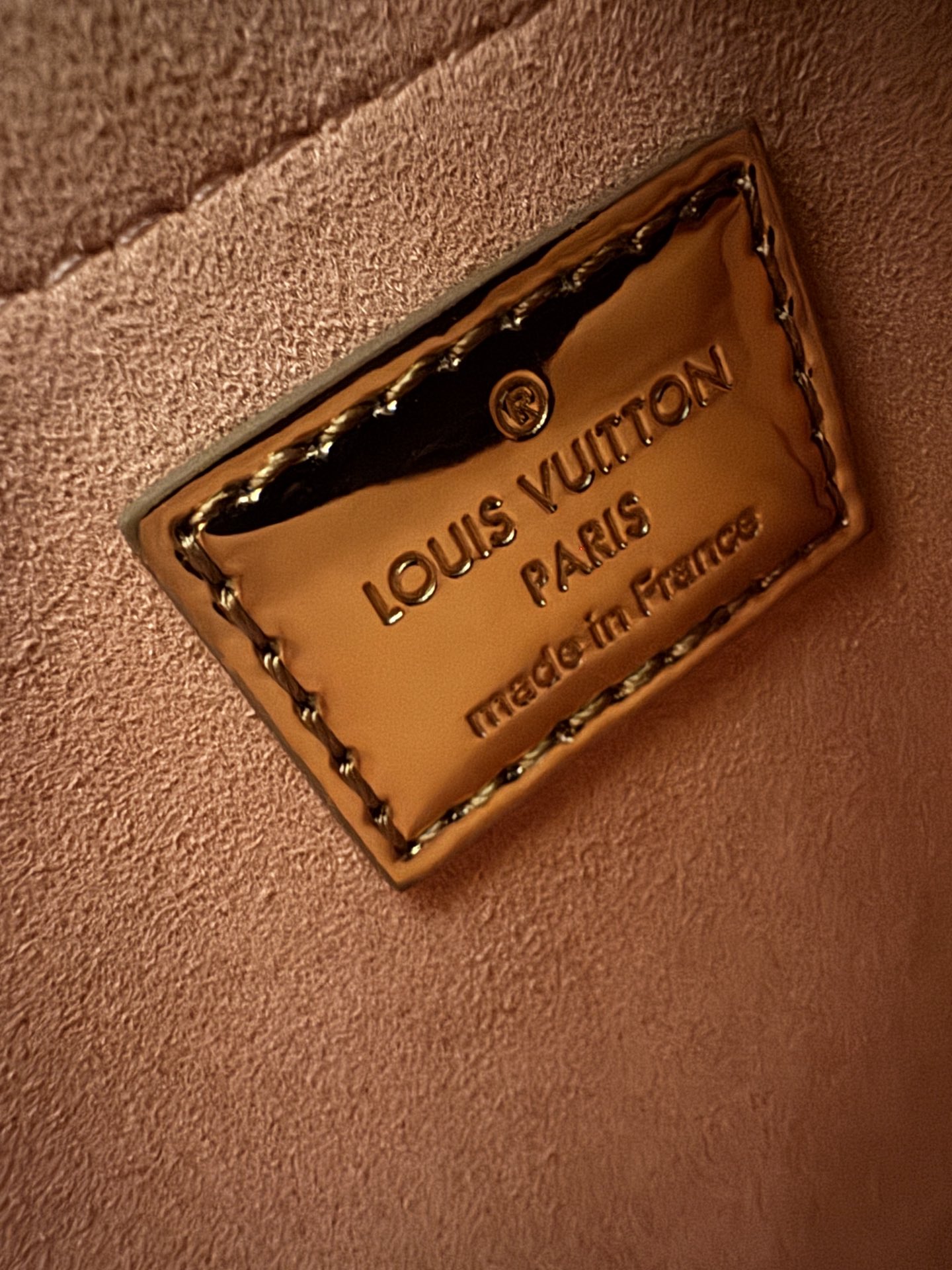 💰630Speedy Bandouliere 25手袋
M26497 金色 
标志性的Speedy Bandouli&egrave;re 20为LV Ski系列重新构想，带有Monogram Miroir签名&mdash;&mdash;独家的铜色在斜坡上和斜坡下都做出了声明。它由层压帆布制成，以增加耐用性，并装饰有色调的玫瑰金色硬件。皮革表带可以取下，提供多种携带选项。
尺寸：27*19*15cm