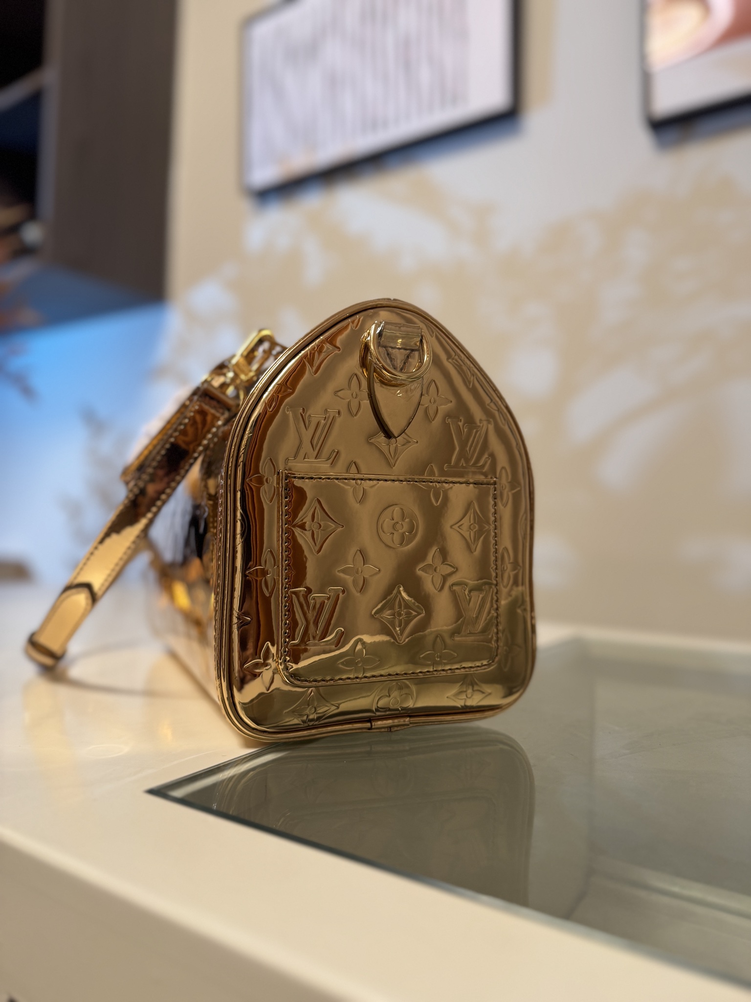 💰630Speedy Bandouliere 25手袋
M26497 金色 
标志性的Speedy Bandouli&egrave;re 20为LV Ski系列重新构想，带有Monogram Miroir签名&mdash;&mdash;独家的铜色在斜坡上和斜坡下都做出了声明。它由层压帆布制成，以增加耐用性，并装饰有色调的玫瑰金色硬件。皮革表带可以取下，提供多种携带选项。
尺寸：27*19*15cm