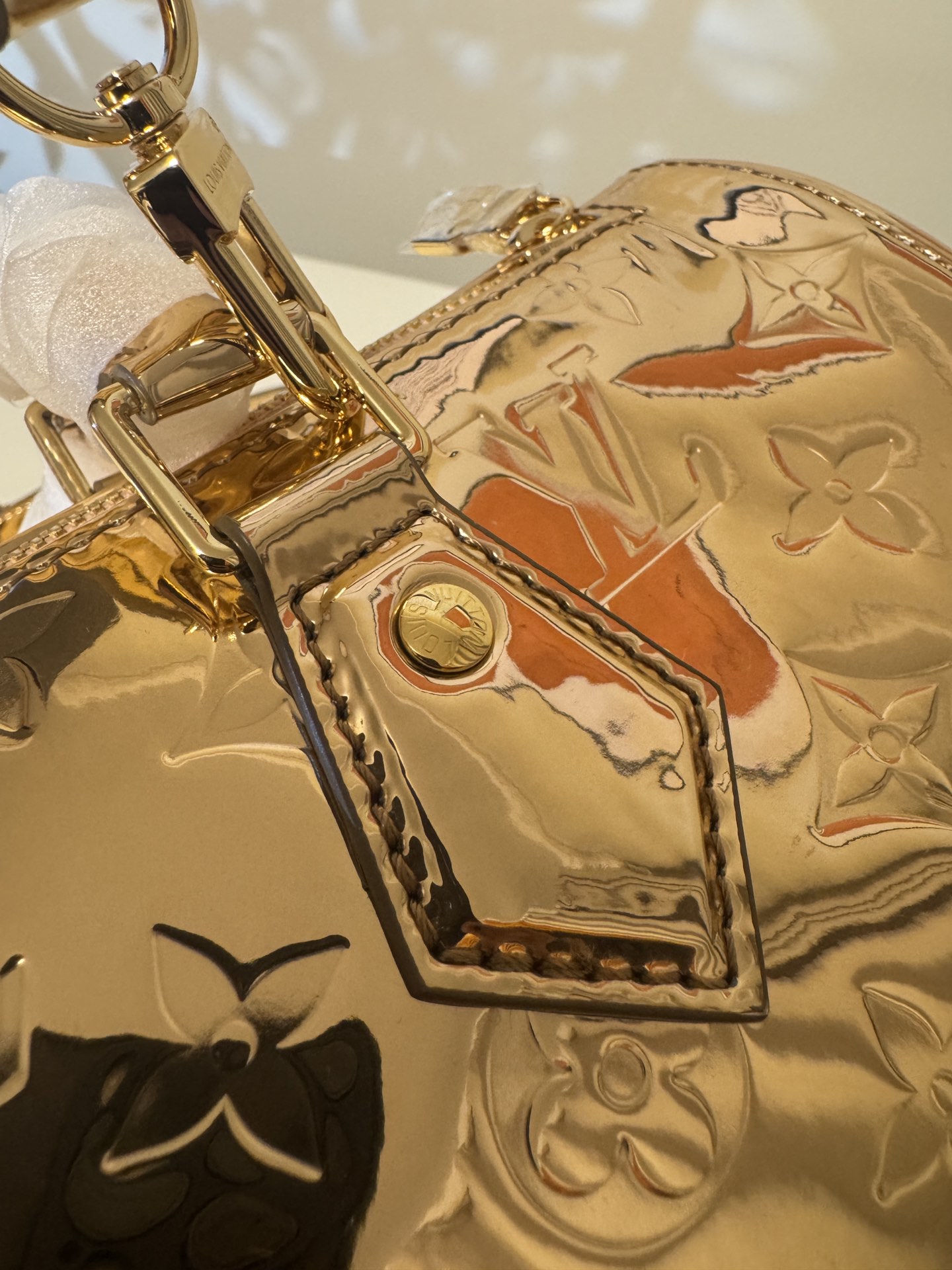 💰630Speedy Bandouliere 25手袋
M26497 金色 
标志性的Speedy Bandouli&egrave;re 20为LV Ski系列重新构想，带有Monogram Miroir签名&mdash;&mdash;独家的铜色在斜坡上和斜坡下都做出了声明。它由层压帆布制成，以增加耐用性，并装饰有色调的玫瑰金色硬件。皮革表带可以取下，提供多种携带选项。
尺寸：27*19*15cm