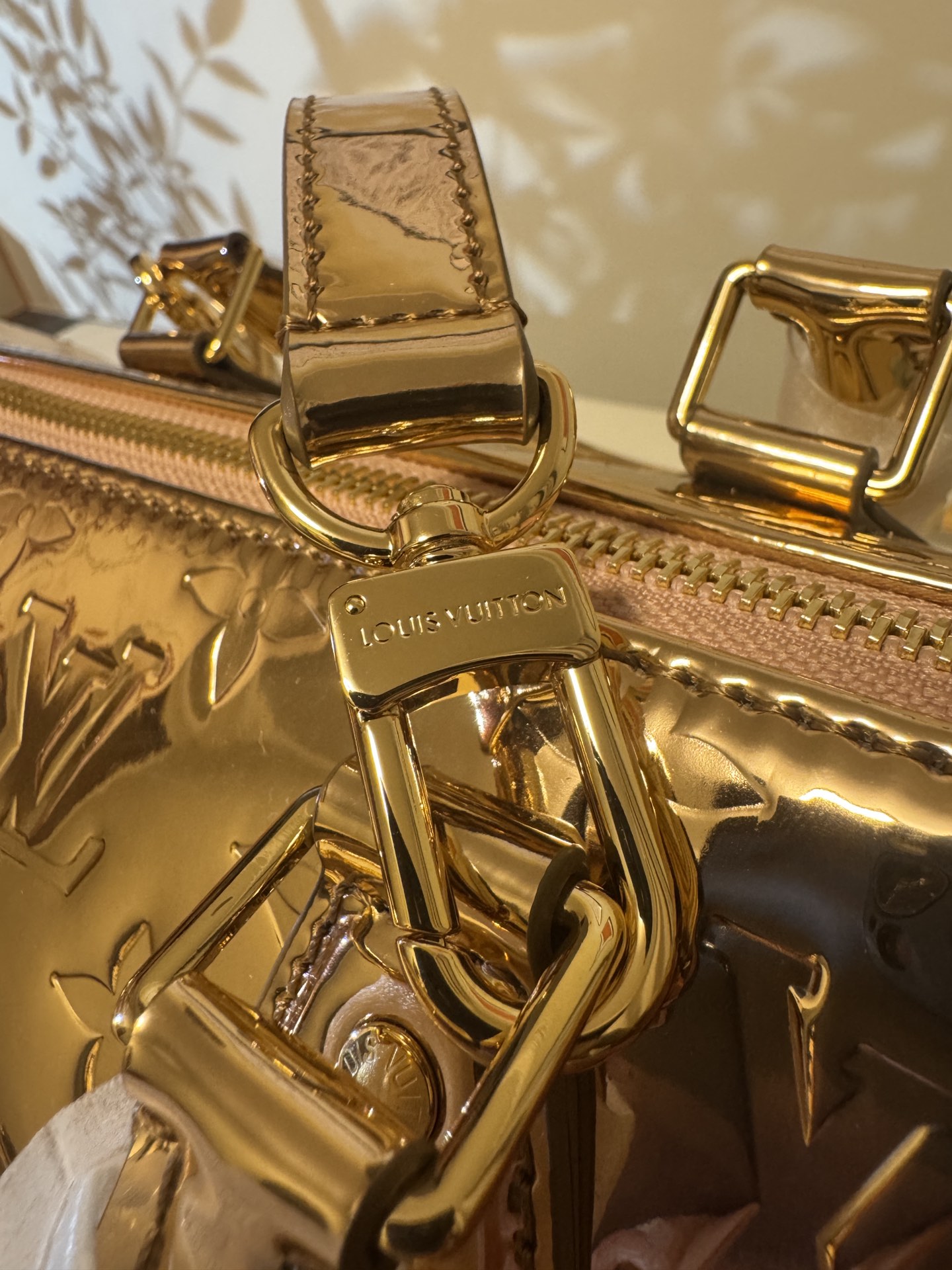 💰630Speedy Bandouliere 25手袋
M26497 金色 
标志性的Speedy Bandouli&egrave;re 20为LV Ski系列重新构想，带有Monogram Miroir签名&mdash;&mdash;独家的铜色在斜坡上和斜坡下都做出了声明。它由层压帆布制成，以增加耐用性，并装饰有色调的玫瑰金色硬件。皮革表带可以取下，提供多种携带选项。
尺寸：27*19*15cm